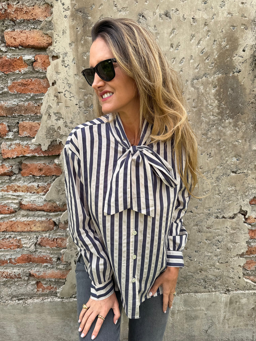 Blusa rayada rosetón azul