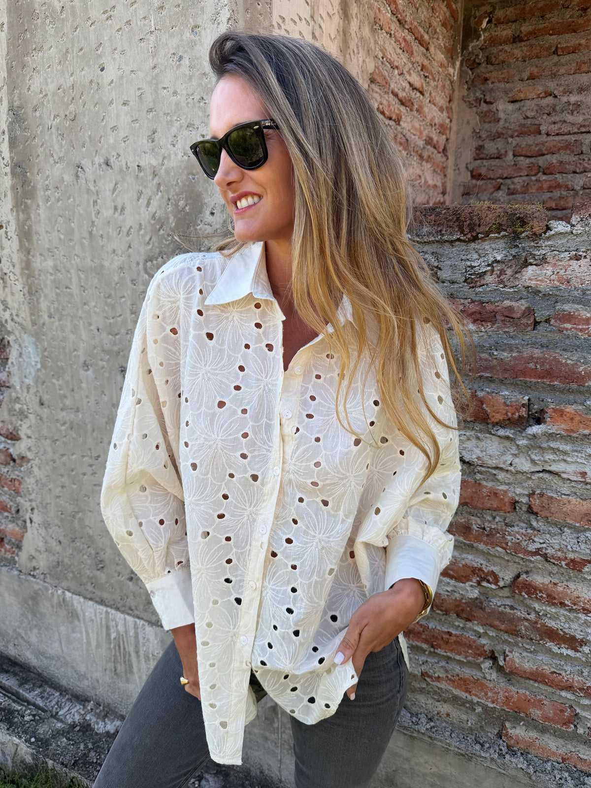 Blusón broderie total crudo