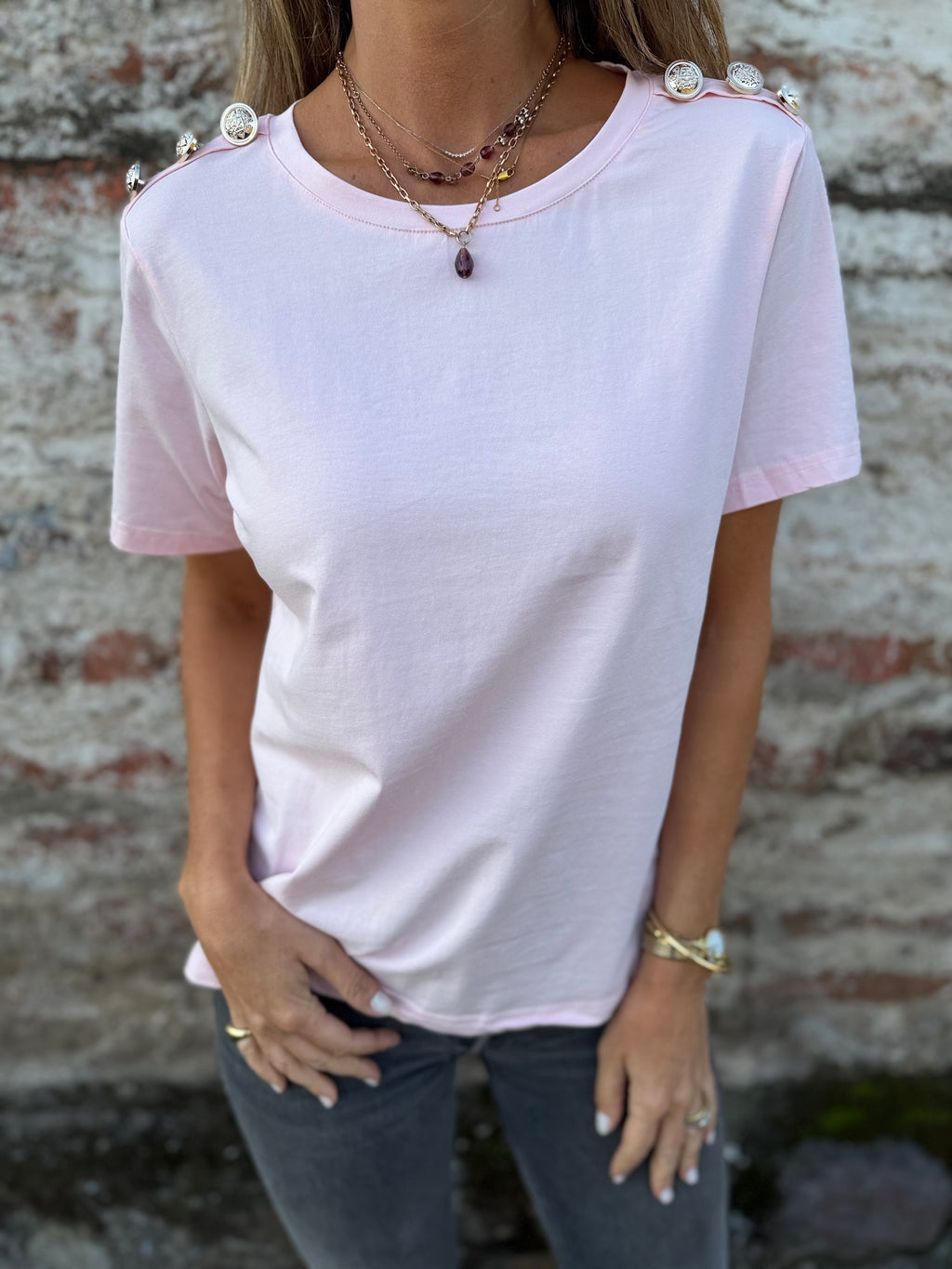Polera botones hombros rosada