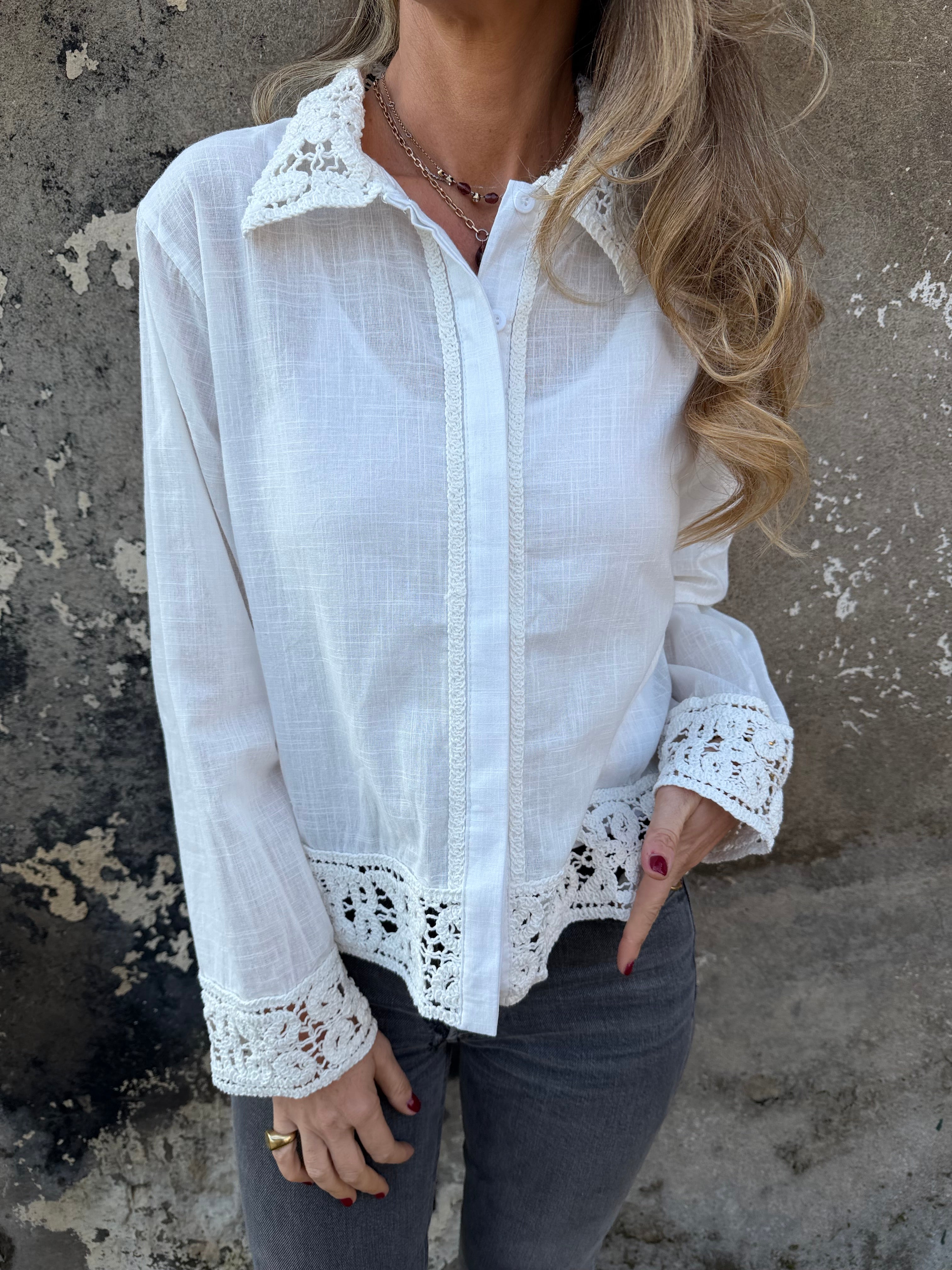 Blusa linoto y macramé blanco