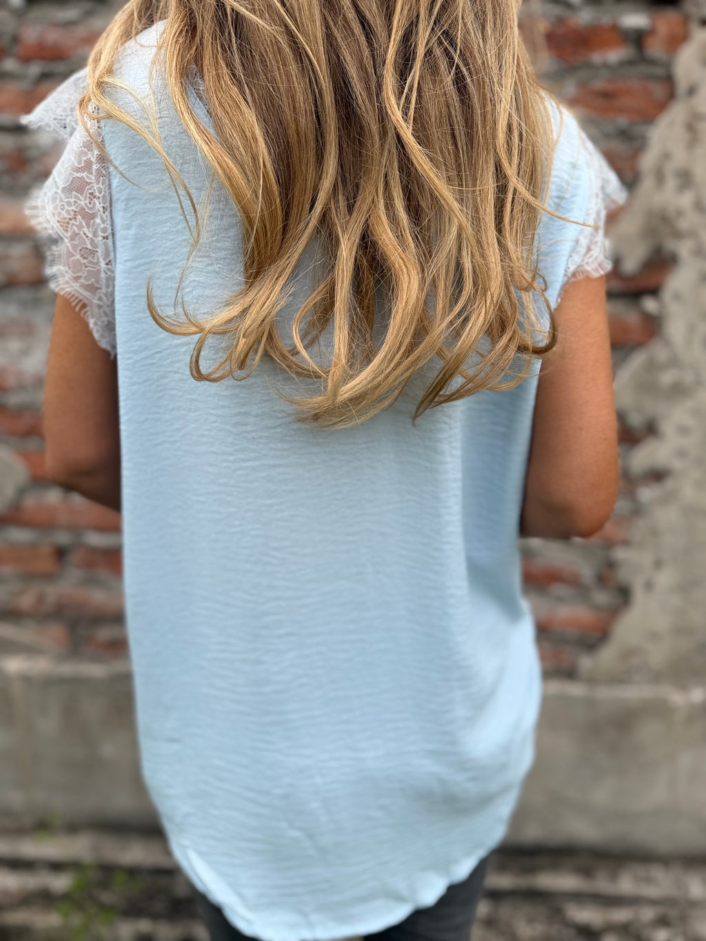 Polera viscosa bordes encaje celeste