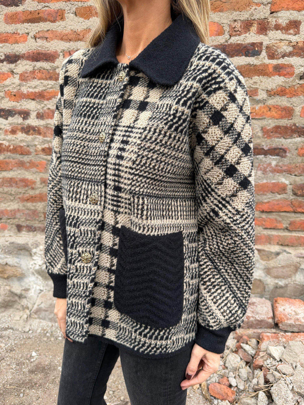Chaqueta paño diseños botones dorados negra