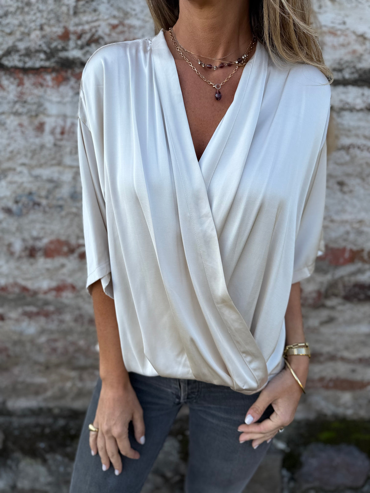 Blusa raso pliegues mantequilla