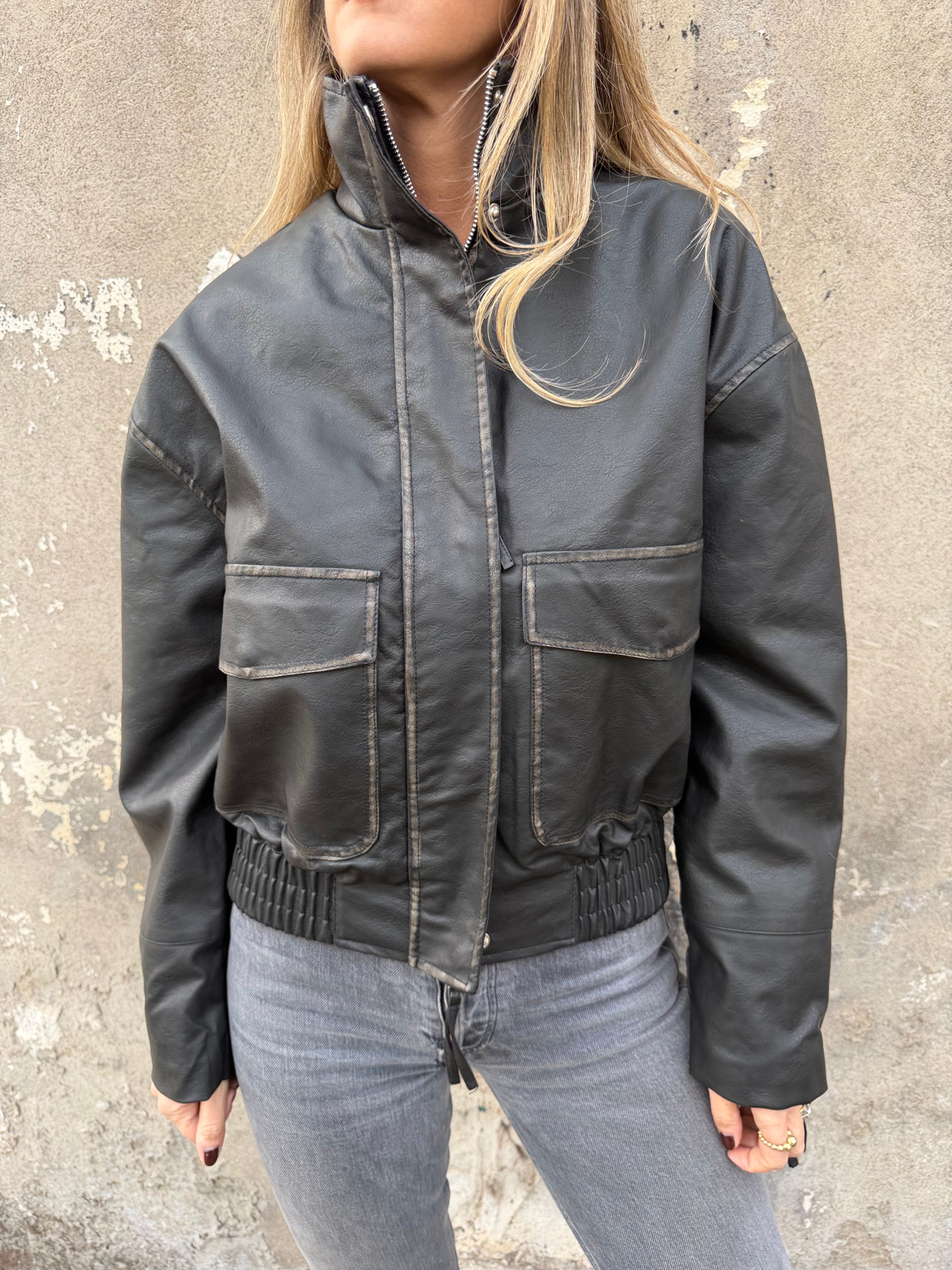 Chaqueta efecto cuero desgastado negra