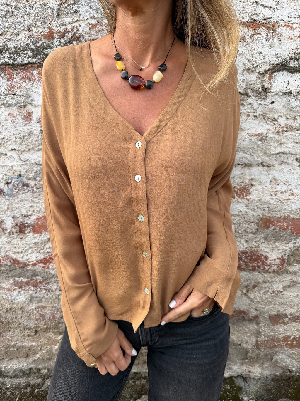 Blusa abotonada camel