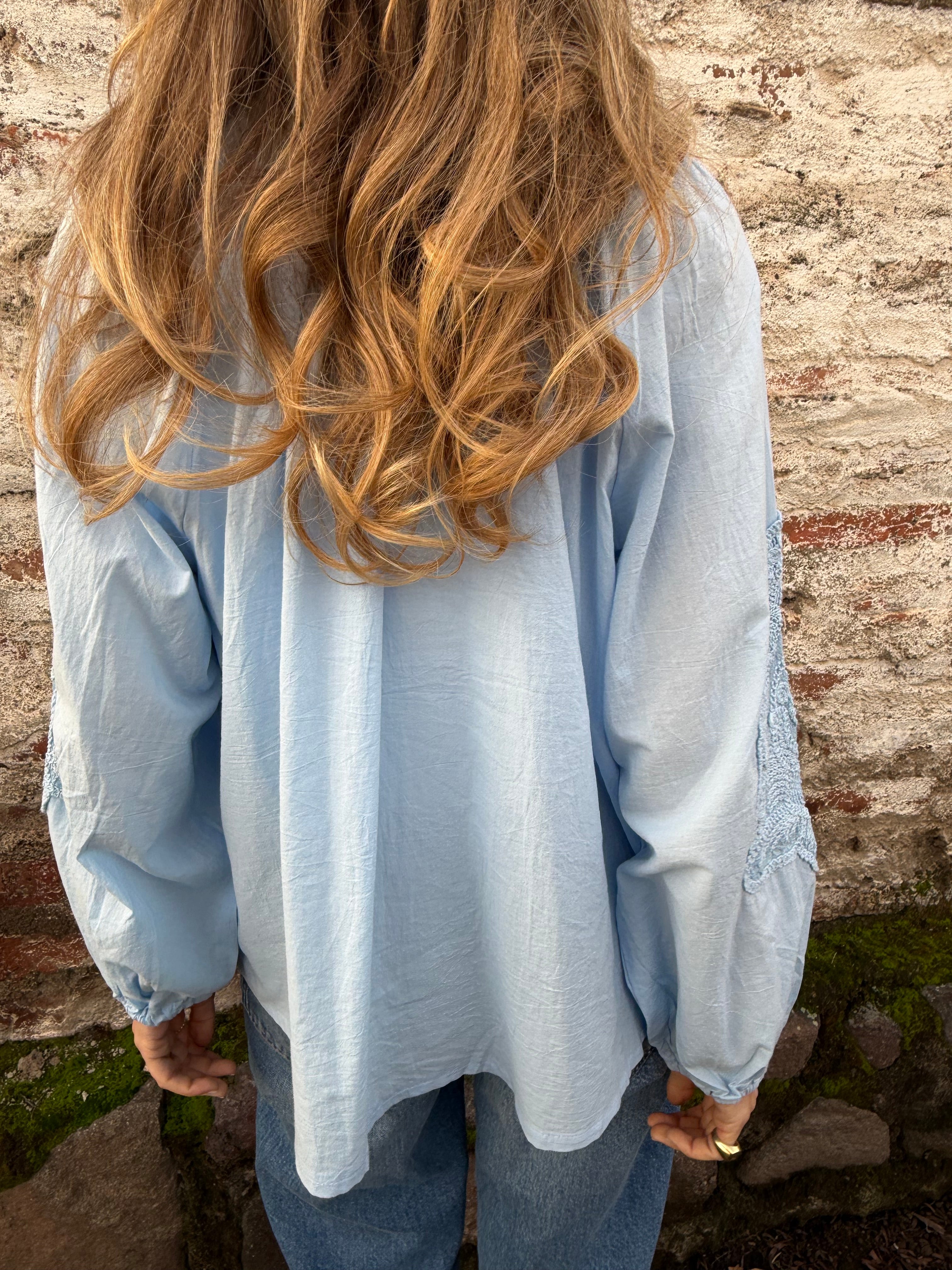 Blusa manga globo bordados celeste