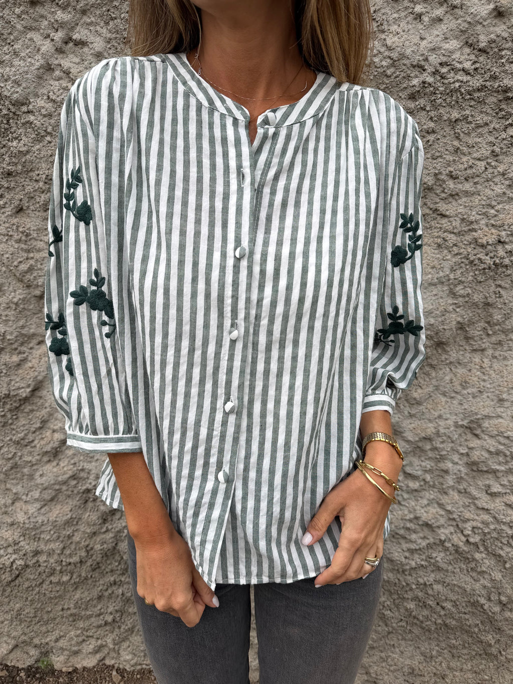Blusa enredaderas mangas bordadas verde