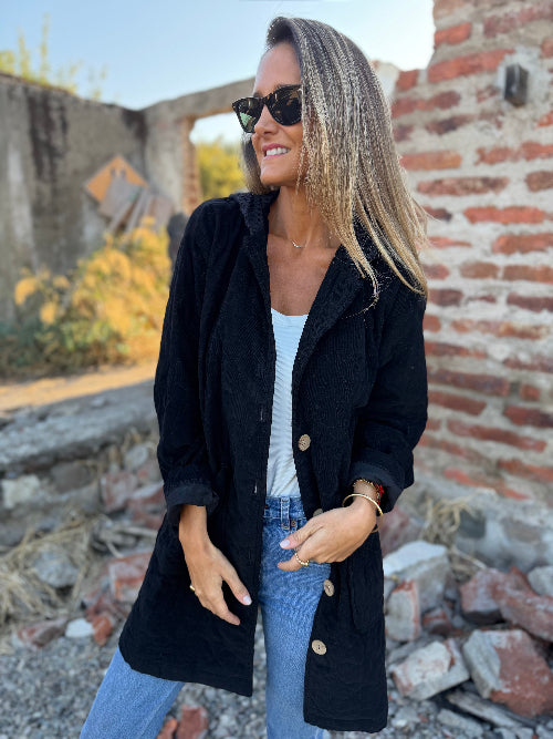 Abrigo acolchado gorro macramé negro