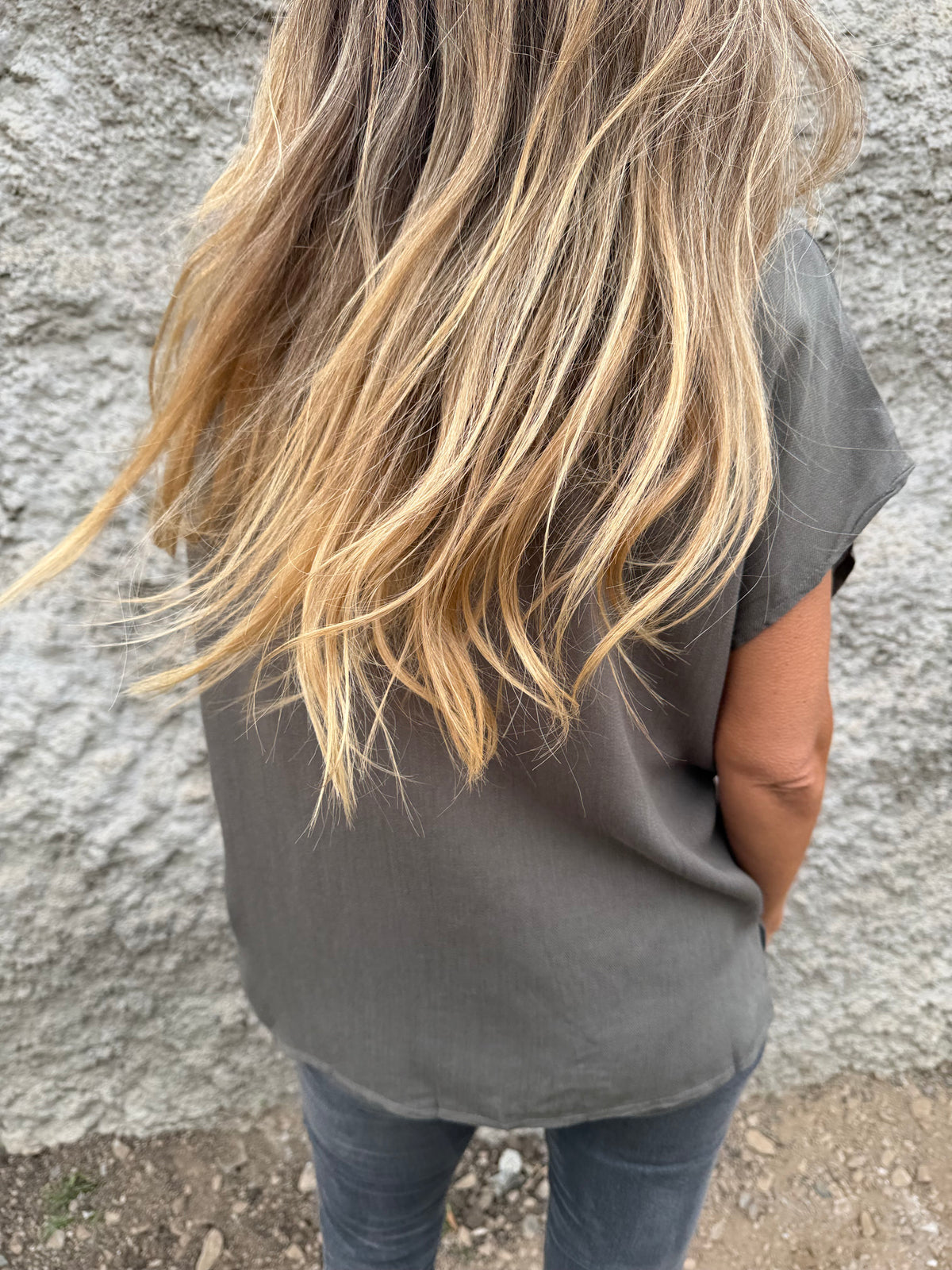 Blusa básica V pinza central verde musgo