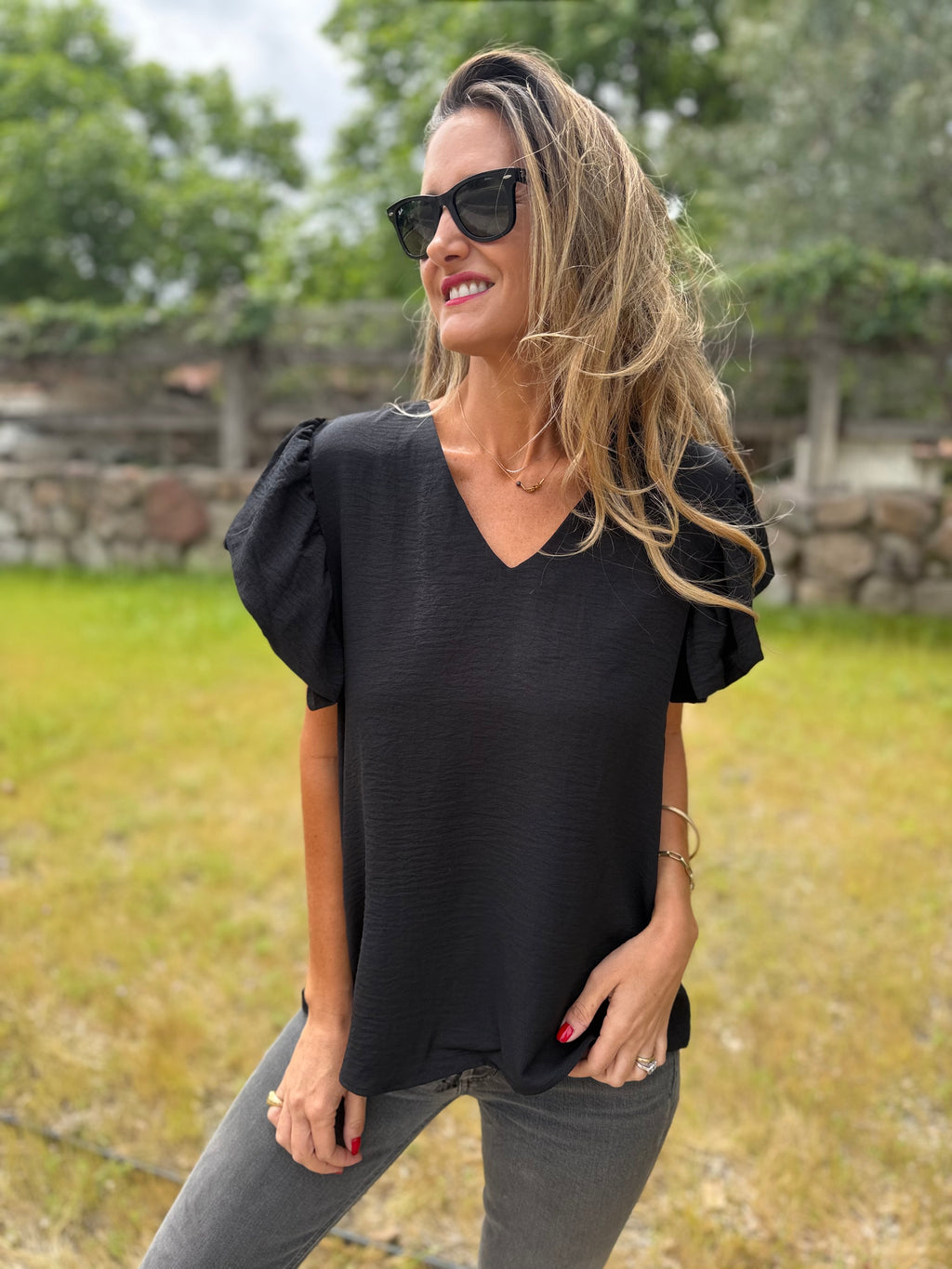 Blusa crep vuelitos mangas negra