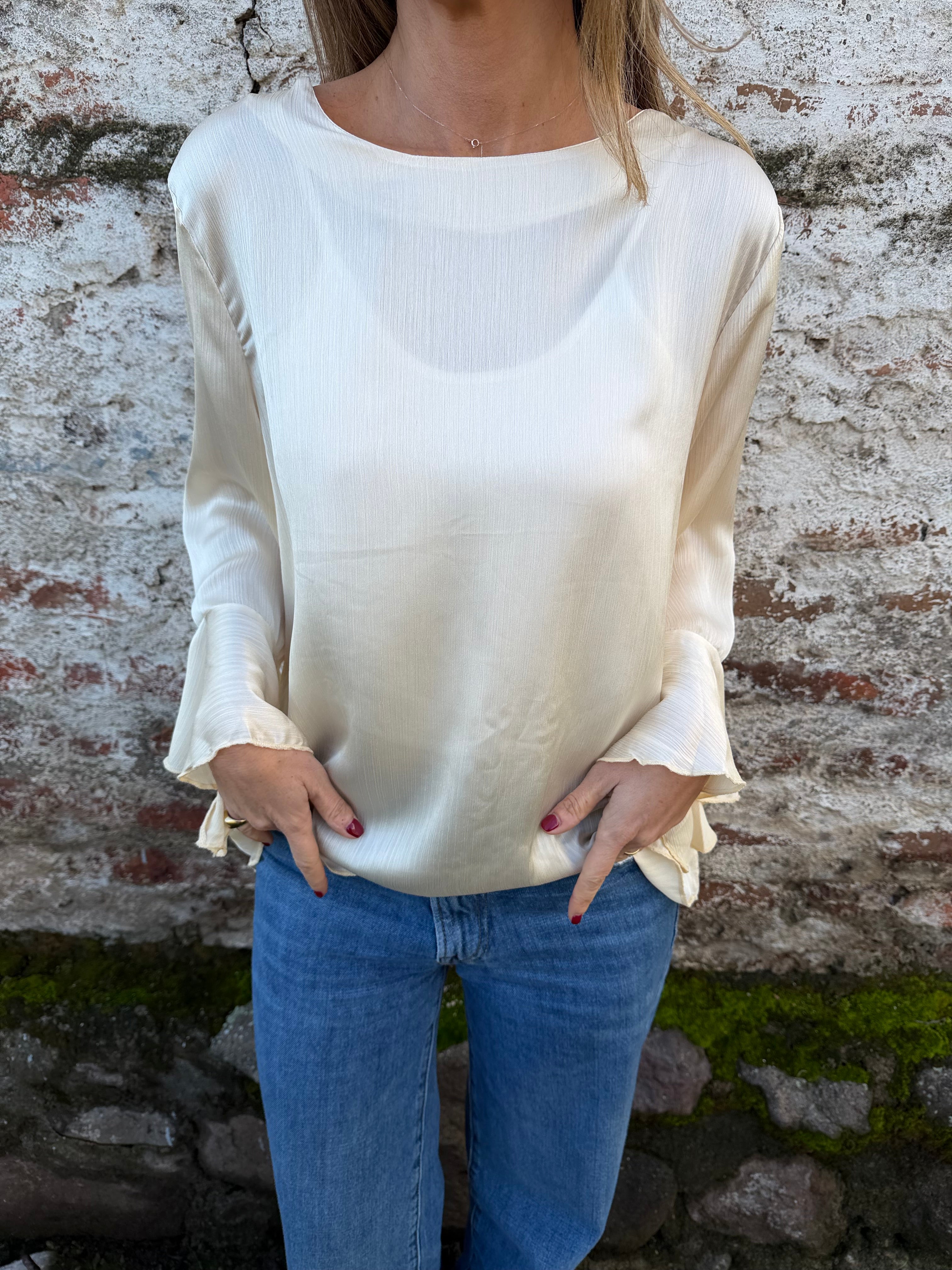 Blusa perlada volados vainilla