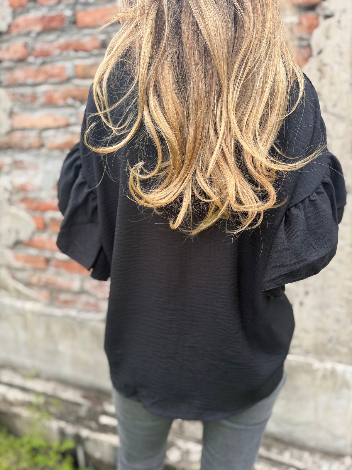 Blusa cuello subido volados negro
