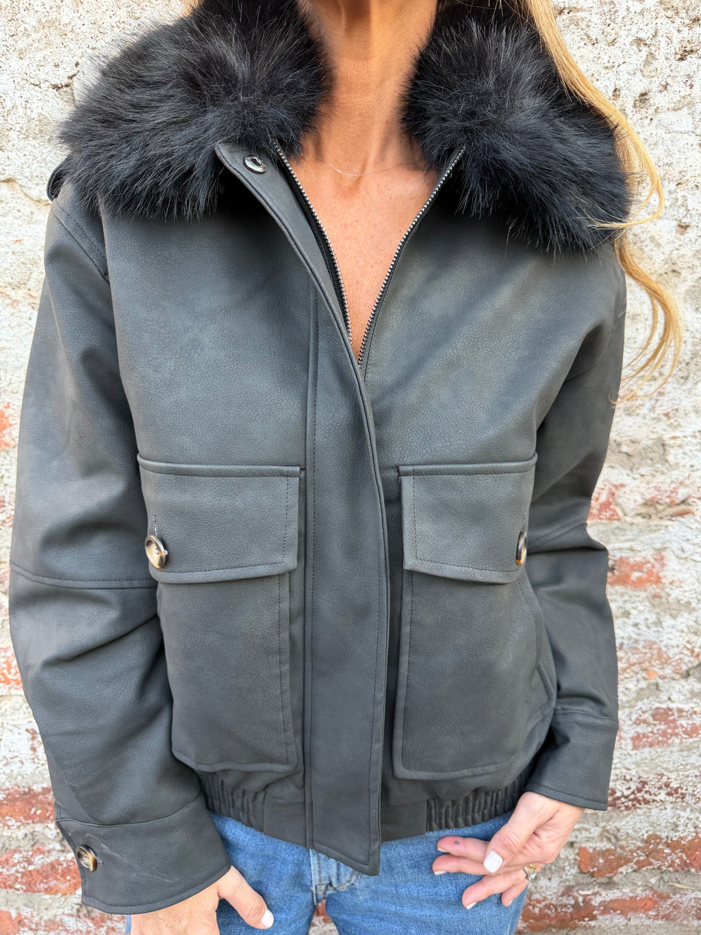 Chaqueta acolchada ecocuero opaco cuello removible piel negra