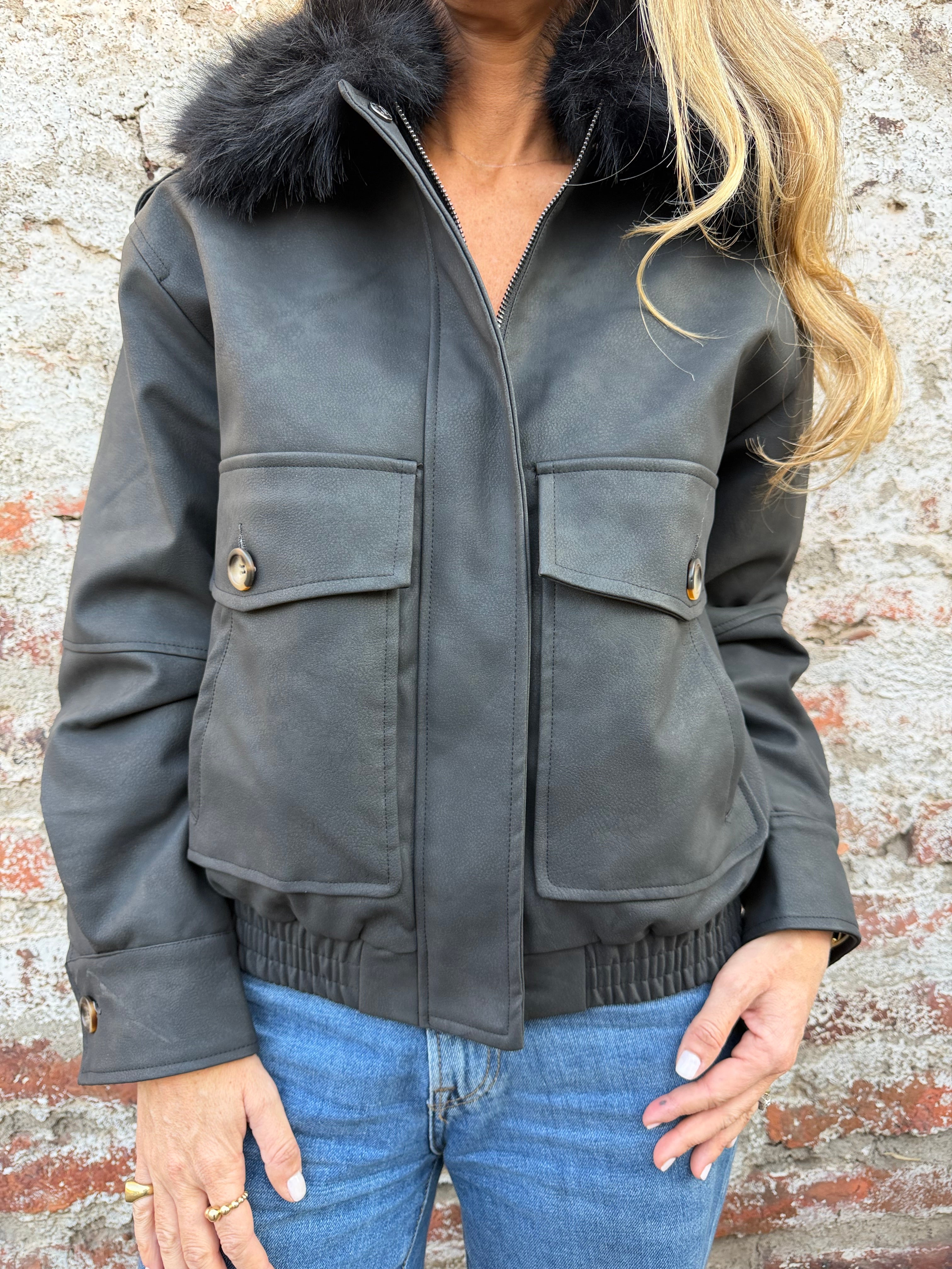 Chaqueta acolchada ecocuero opaco cuello removible piel negra