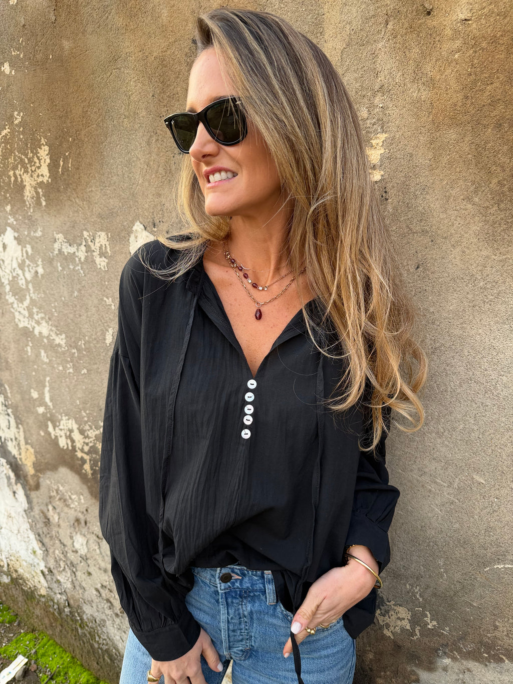 Blusa botones concha perla negra