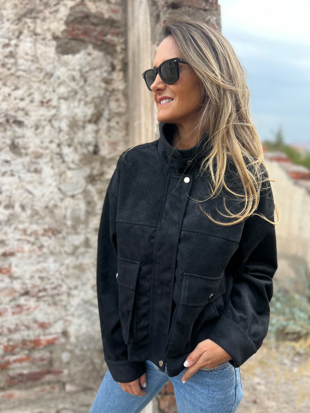 Chaqueta gamuza cuello broches negro