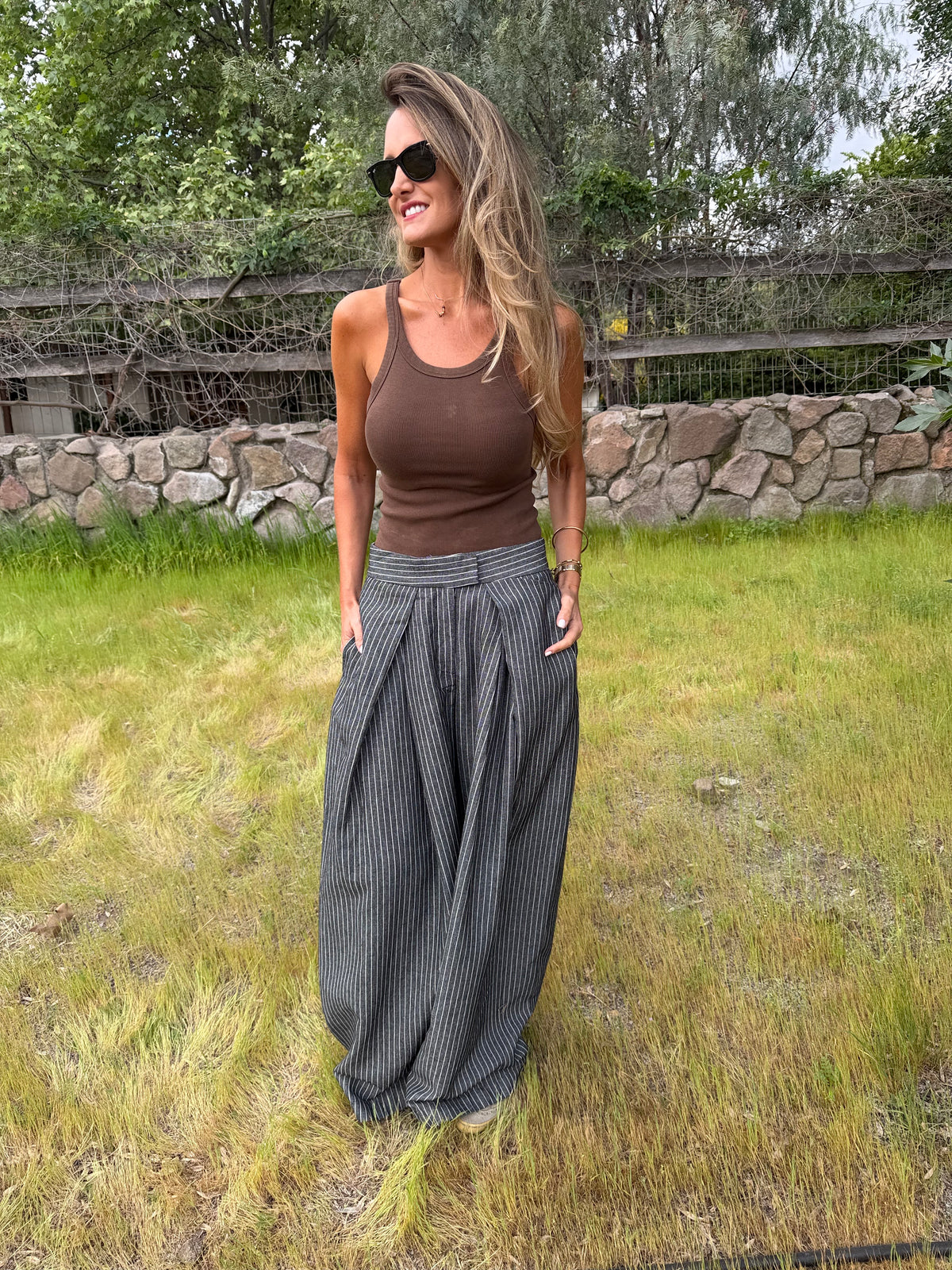 Pantalón sastre líneas gris acero