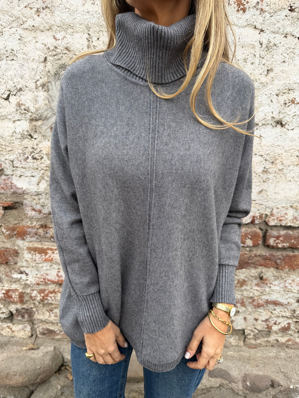 Cuello alto ribetes plateados gris
