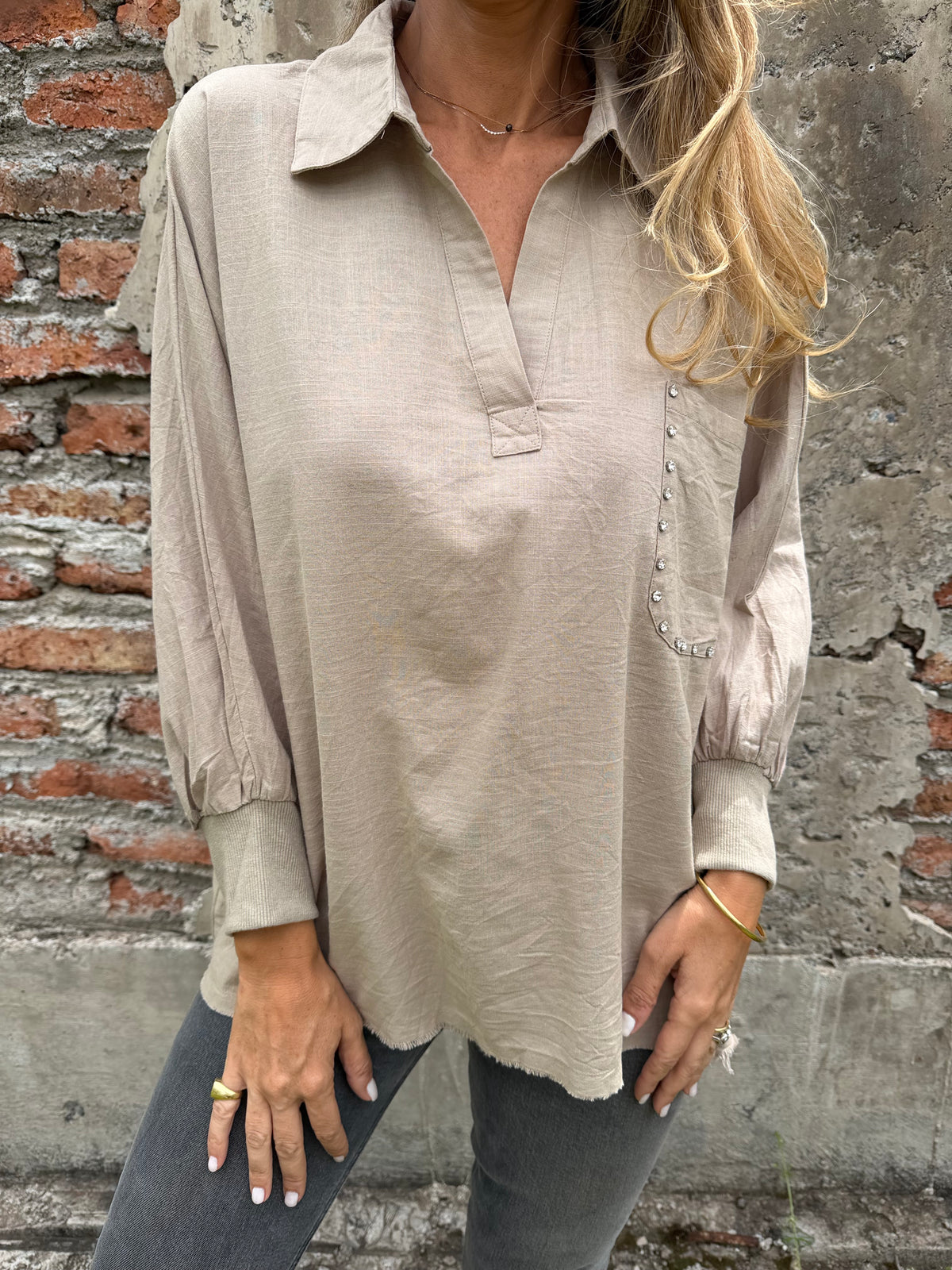 Blusa bolsillo brillantes beige claro