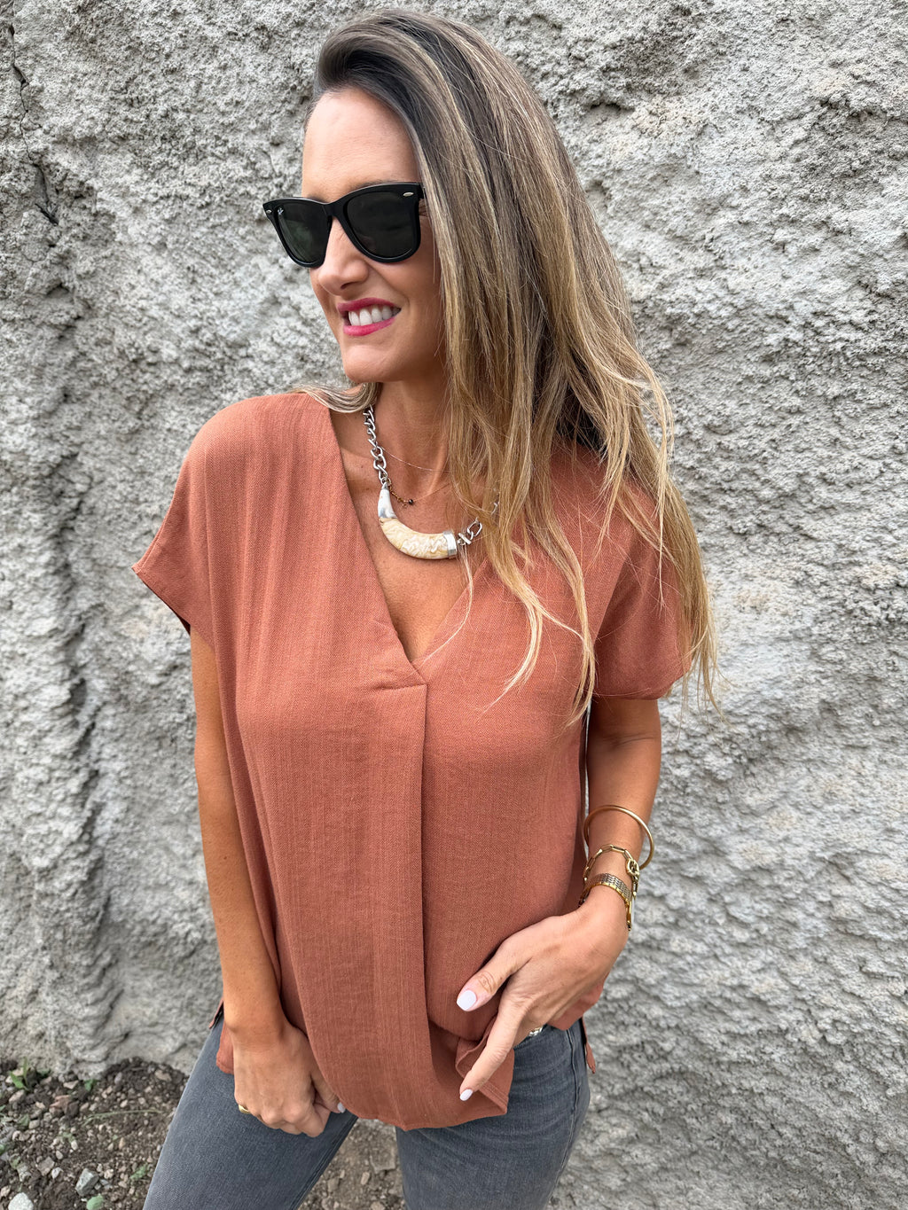 Blusa básica V pinza central terracota