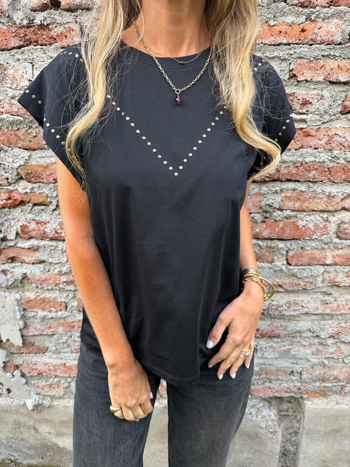 Polera tachitas negra
