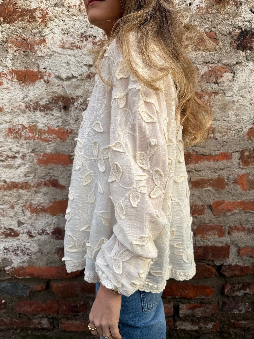 Blusa flores y bordados crudo