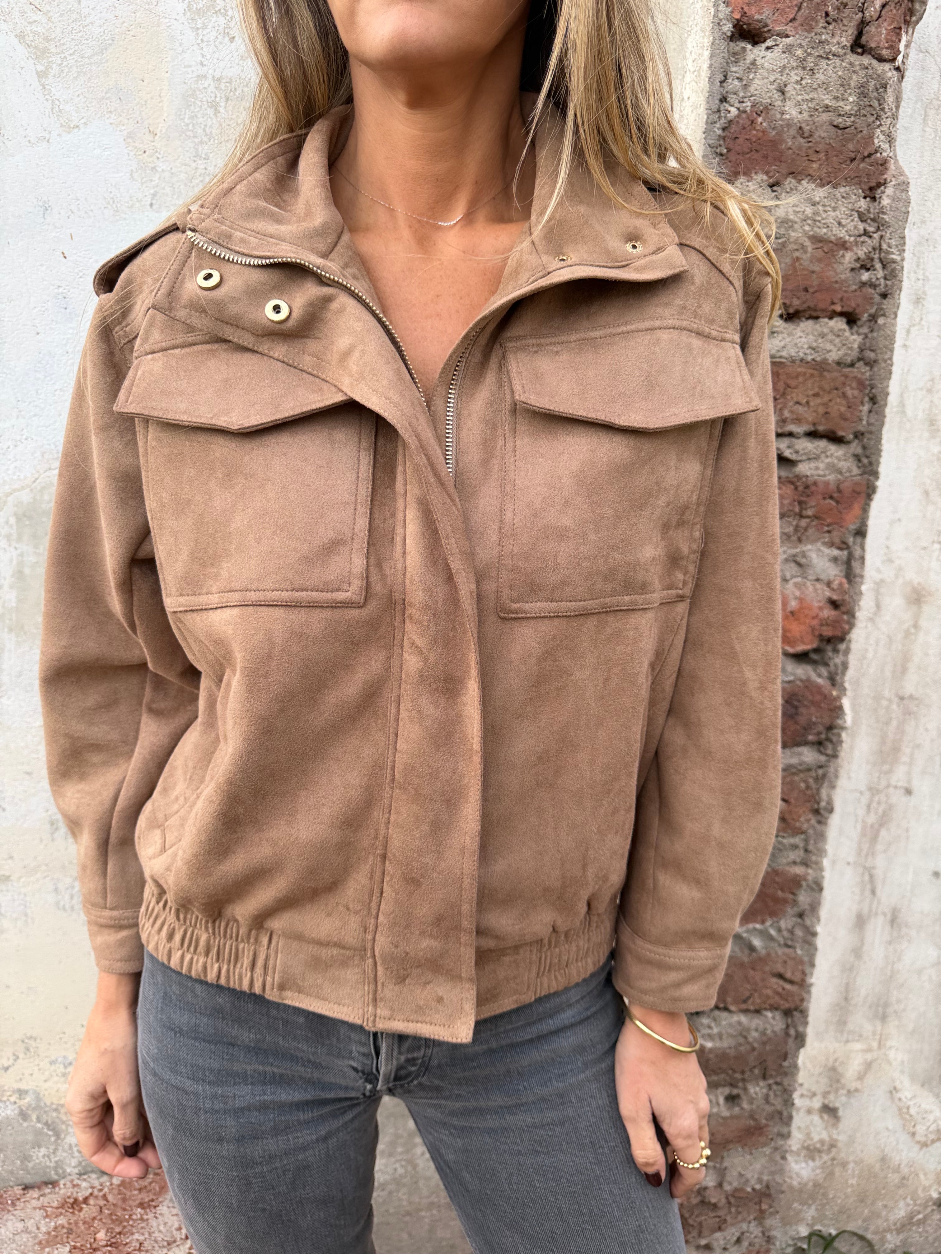 Chaqueta efecto gamuza bolsillos camel