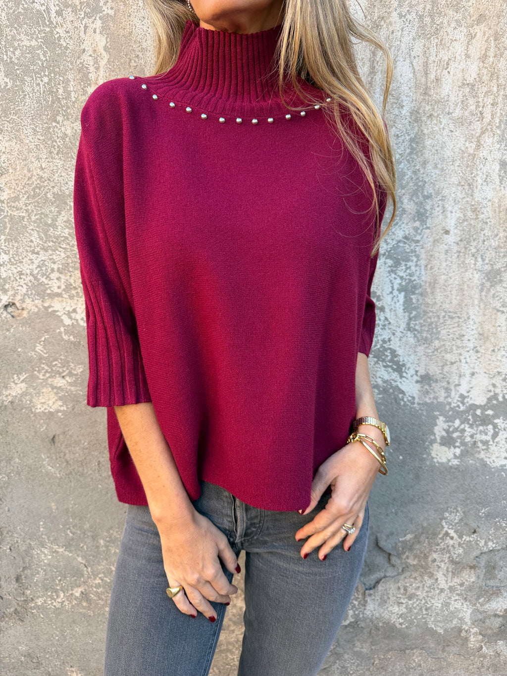 Chaleco medio cuello tachas burdeo