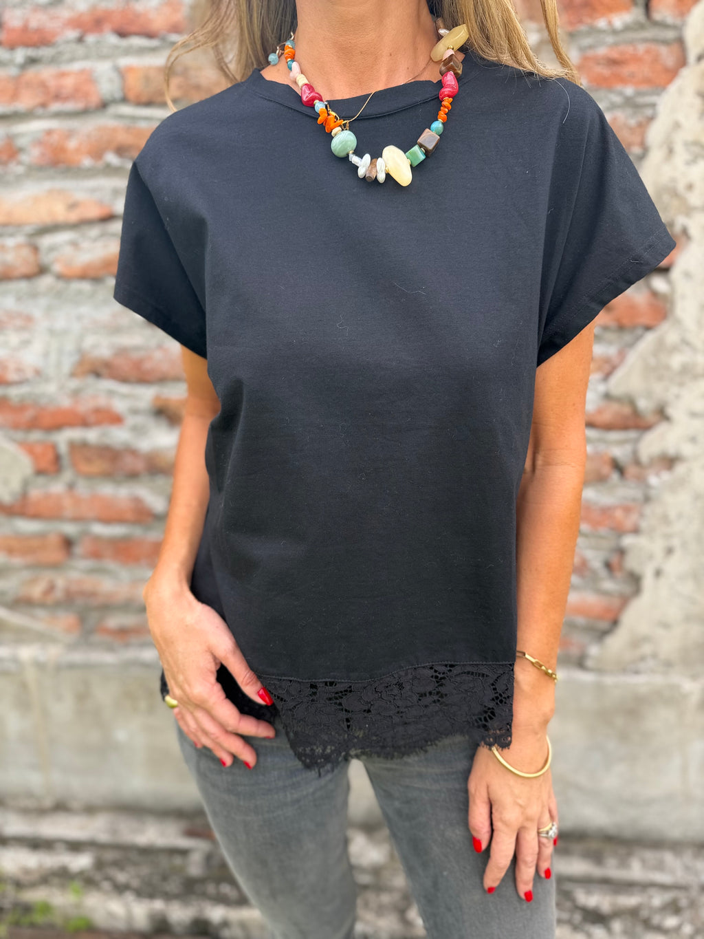 Polera básica algodón encaje inferior negra
