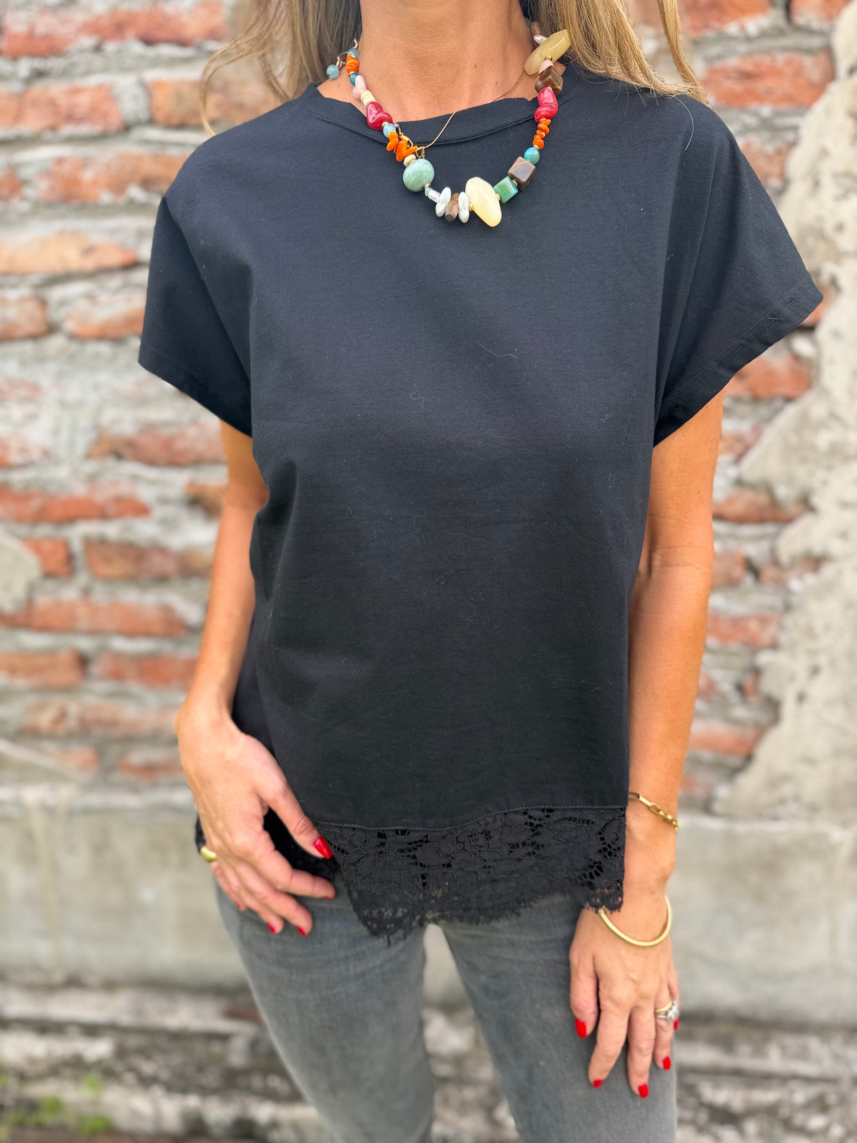 Polera básica algodón encaje inferior negra