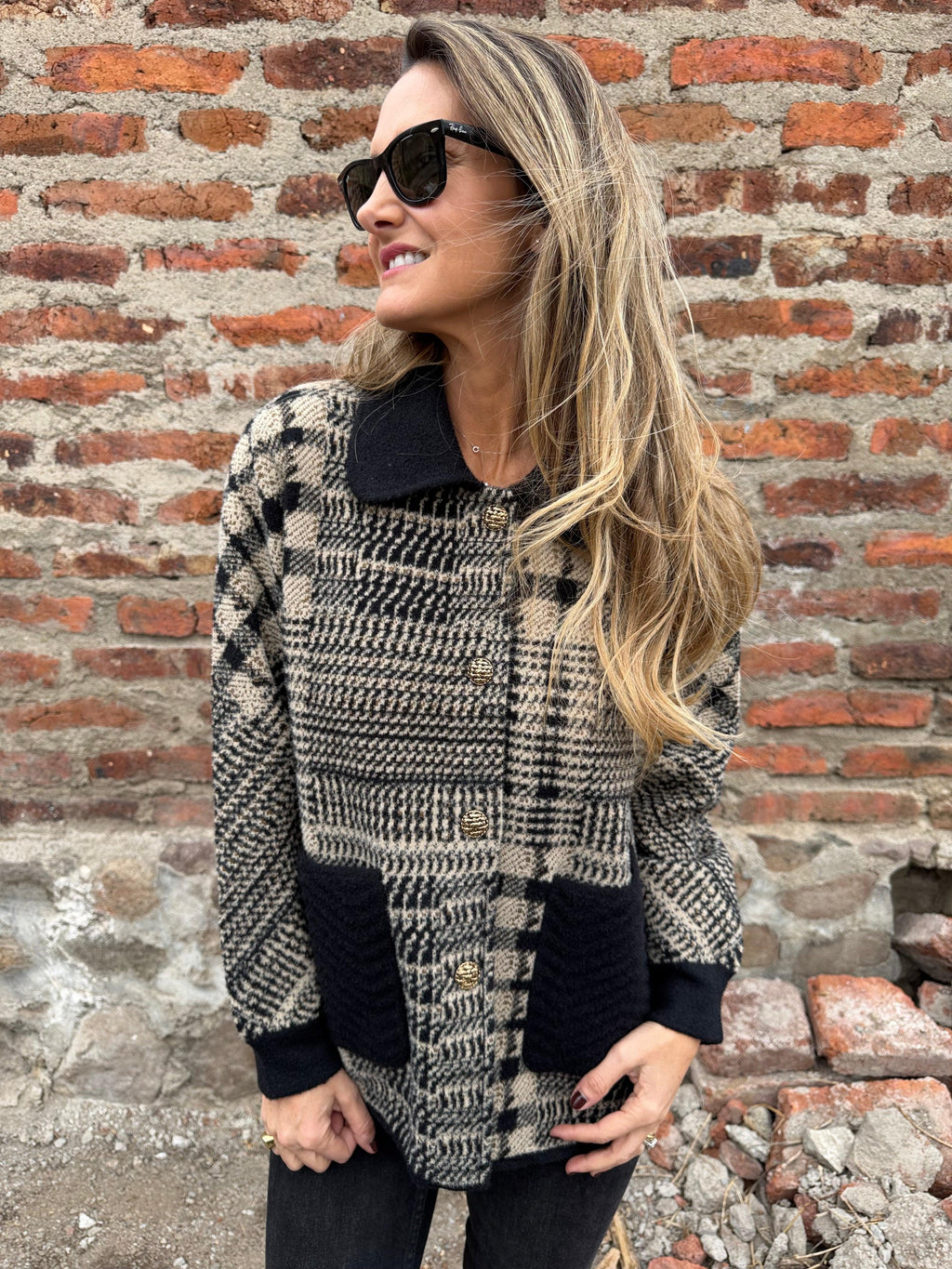 Chaqueta paño diseños botones dorados negra
