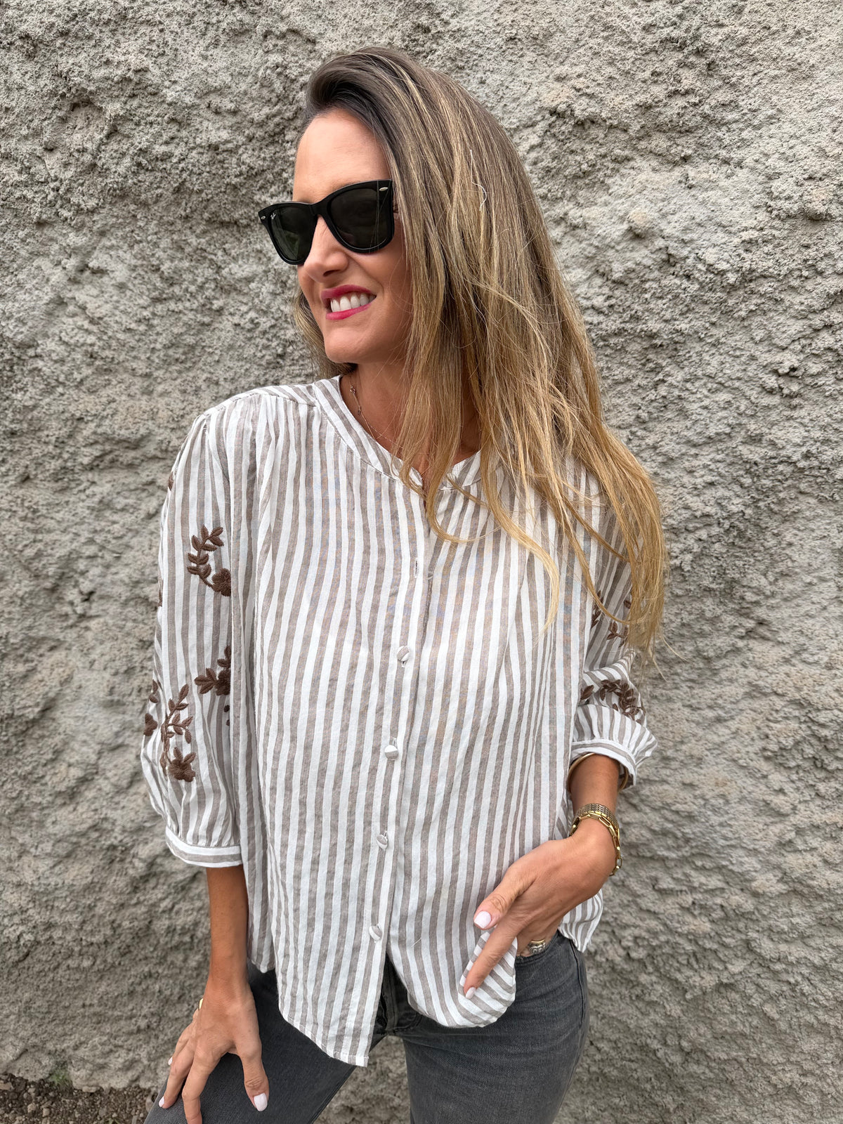 Blusa enredaderas mangas bordadas café
