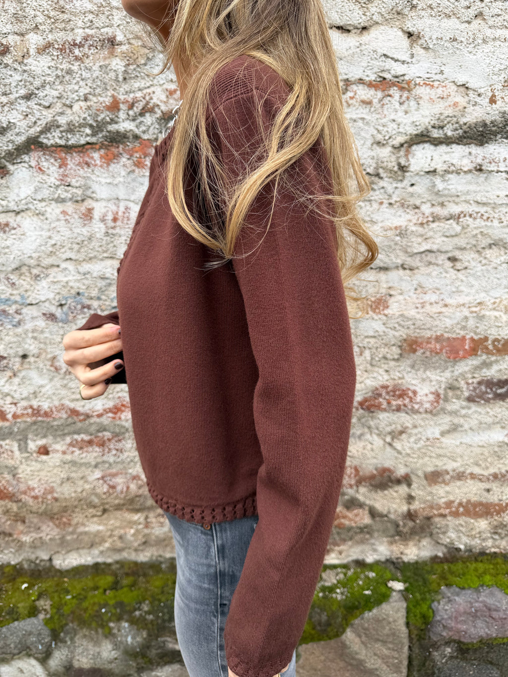Chaquetita tejida detalles café