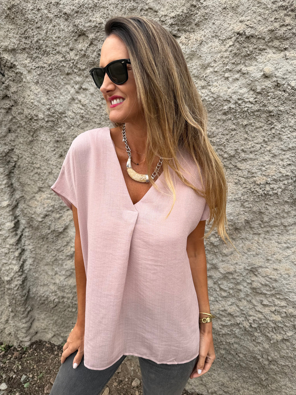 Blusa básica V pinza central rosada