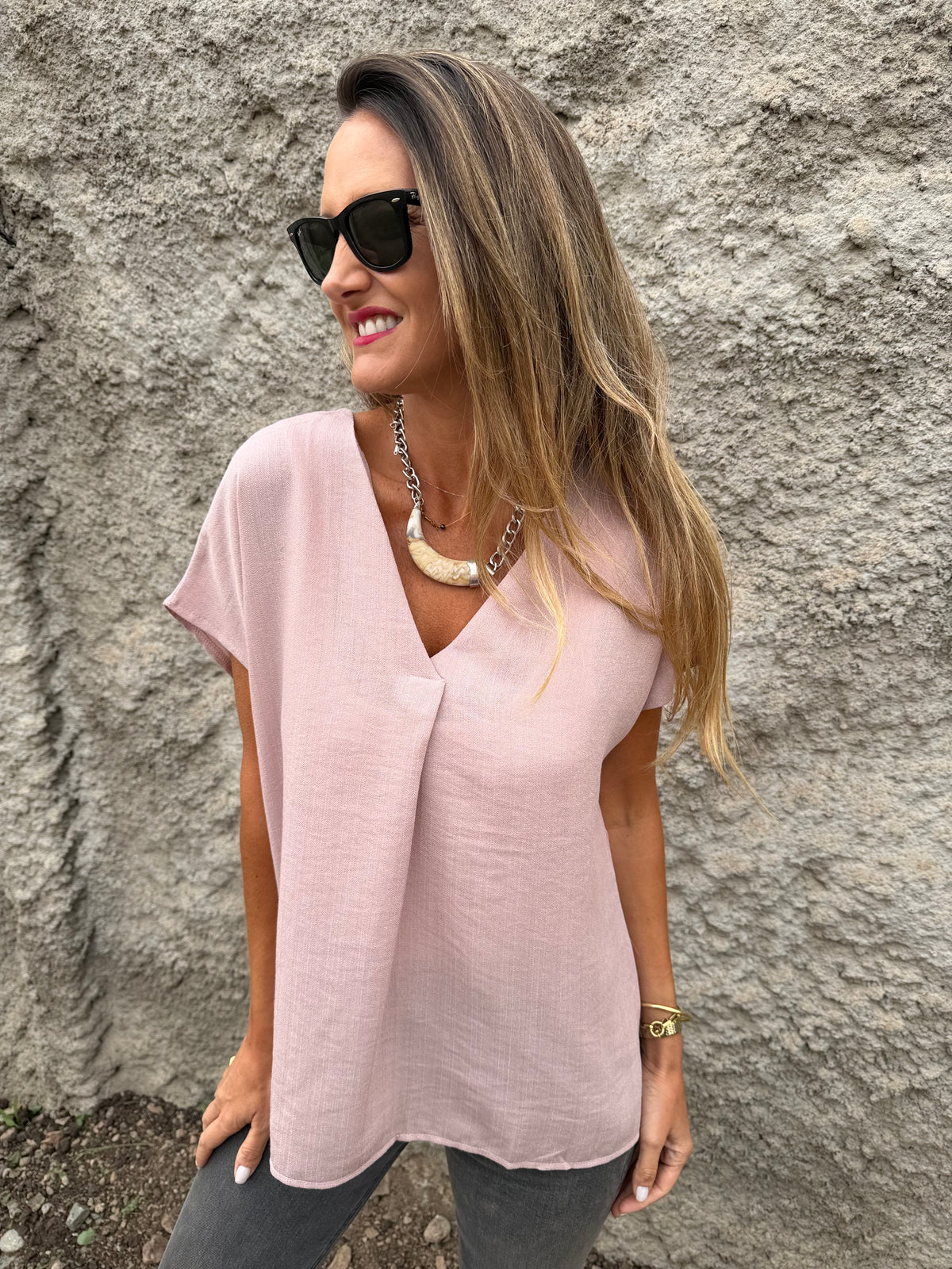 Blusa básica V pinza central rosada