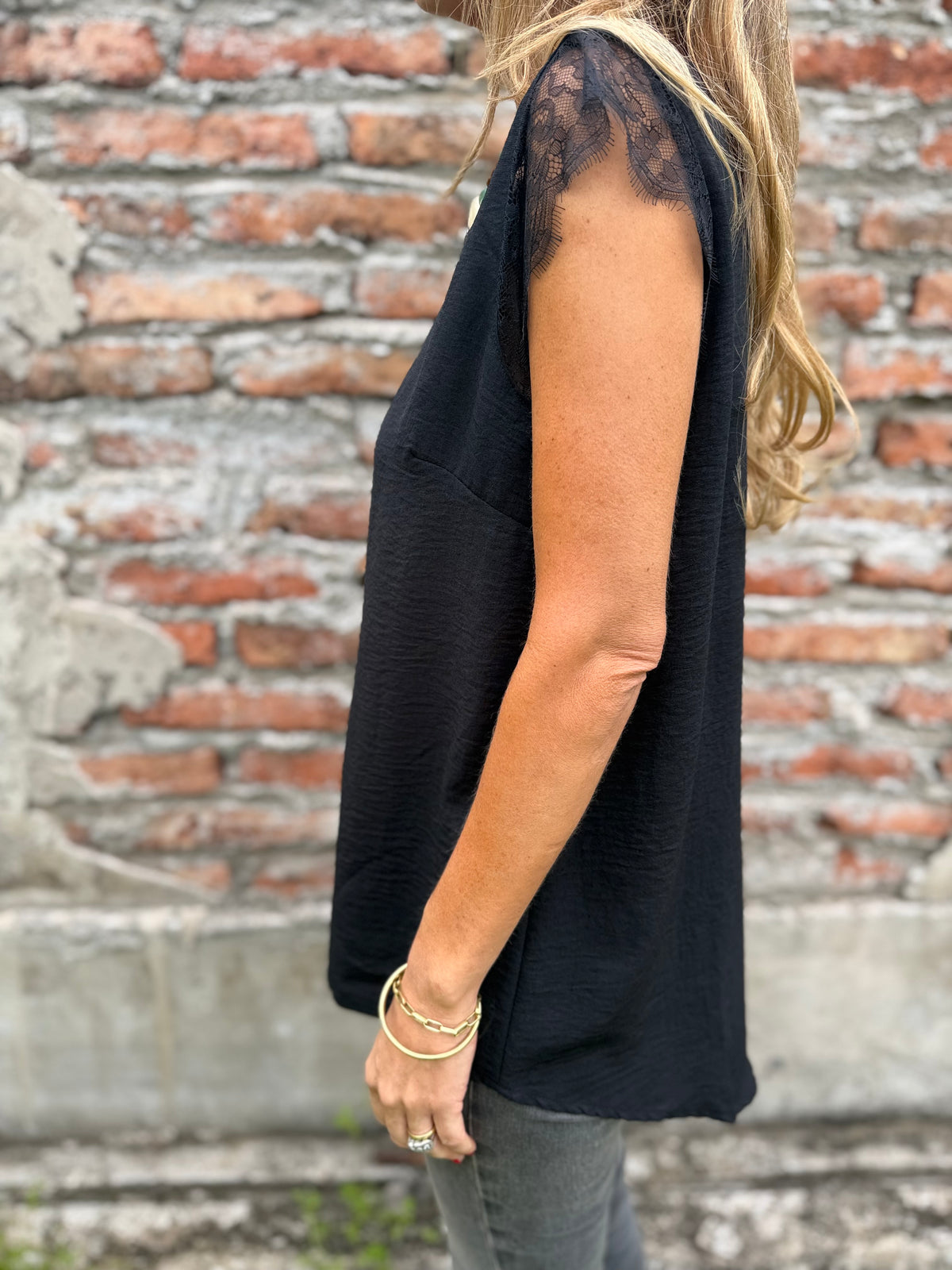 Polera viscosa bordes encaje negra
