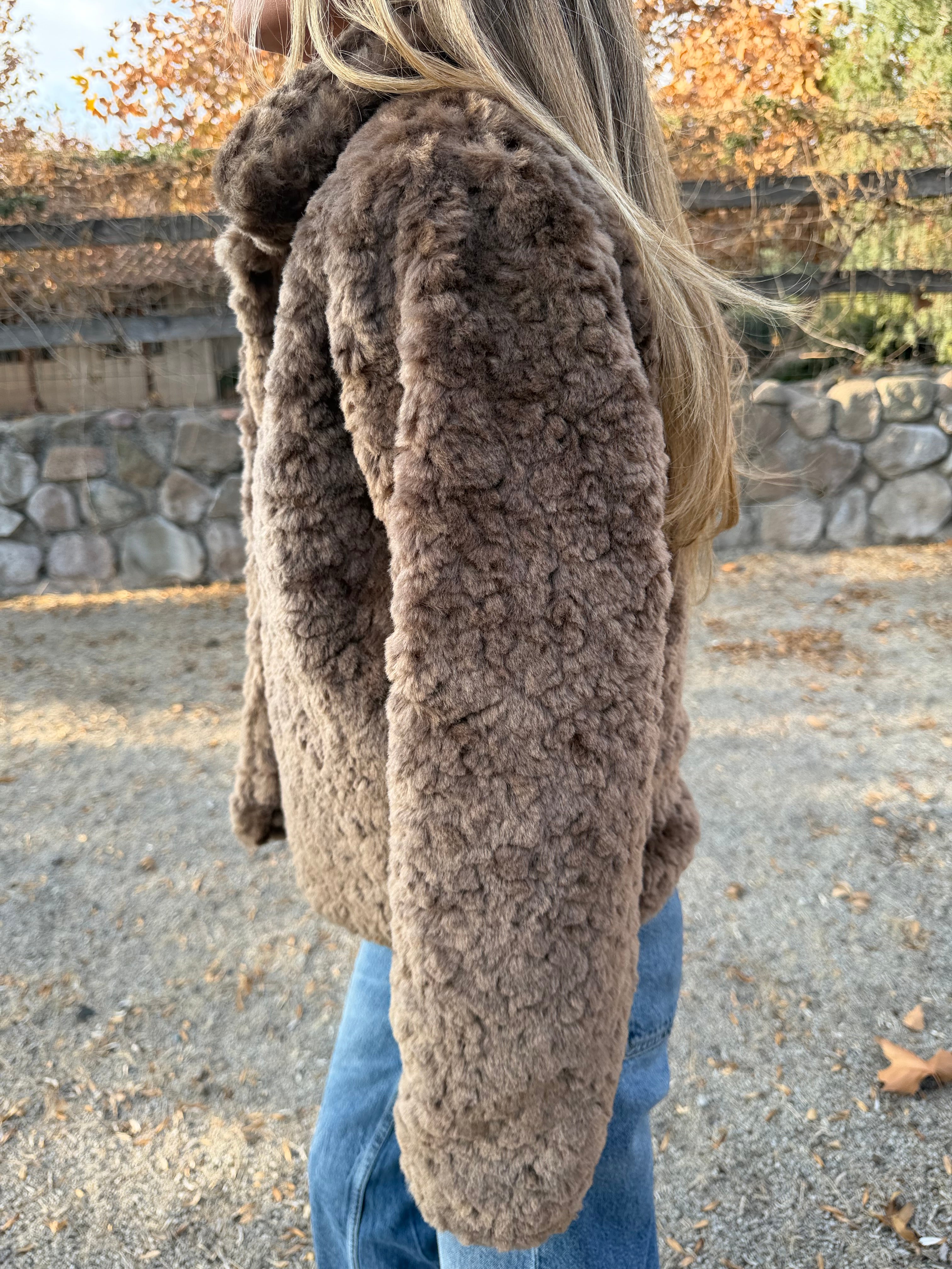Chaqueta piel sobria café
