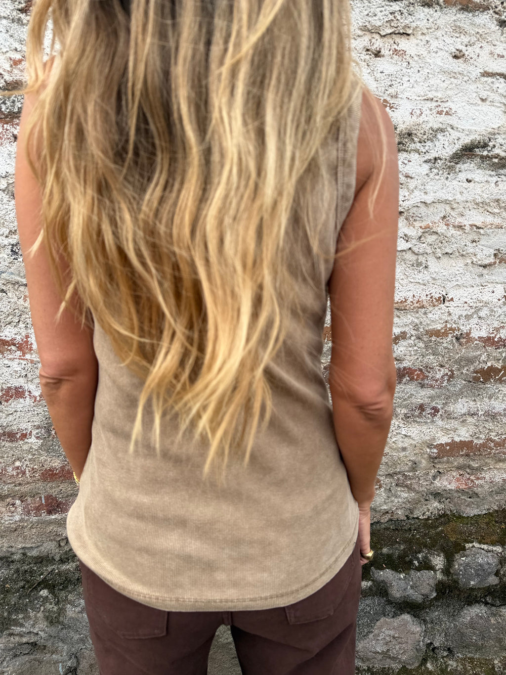 Polera tachas deslavada camel