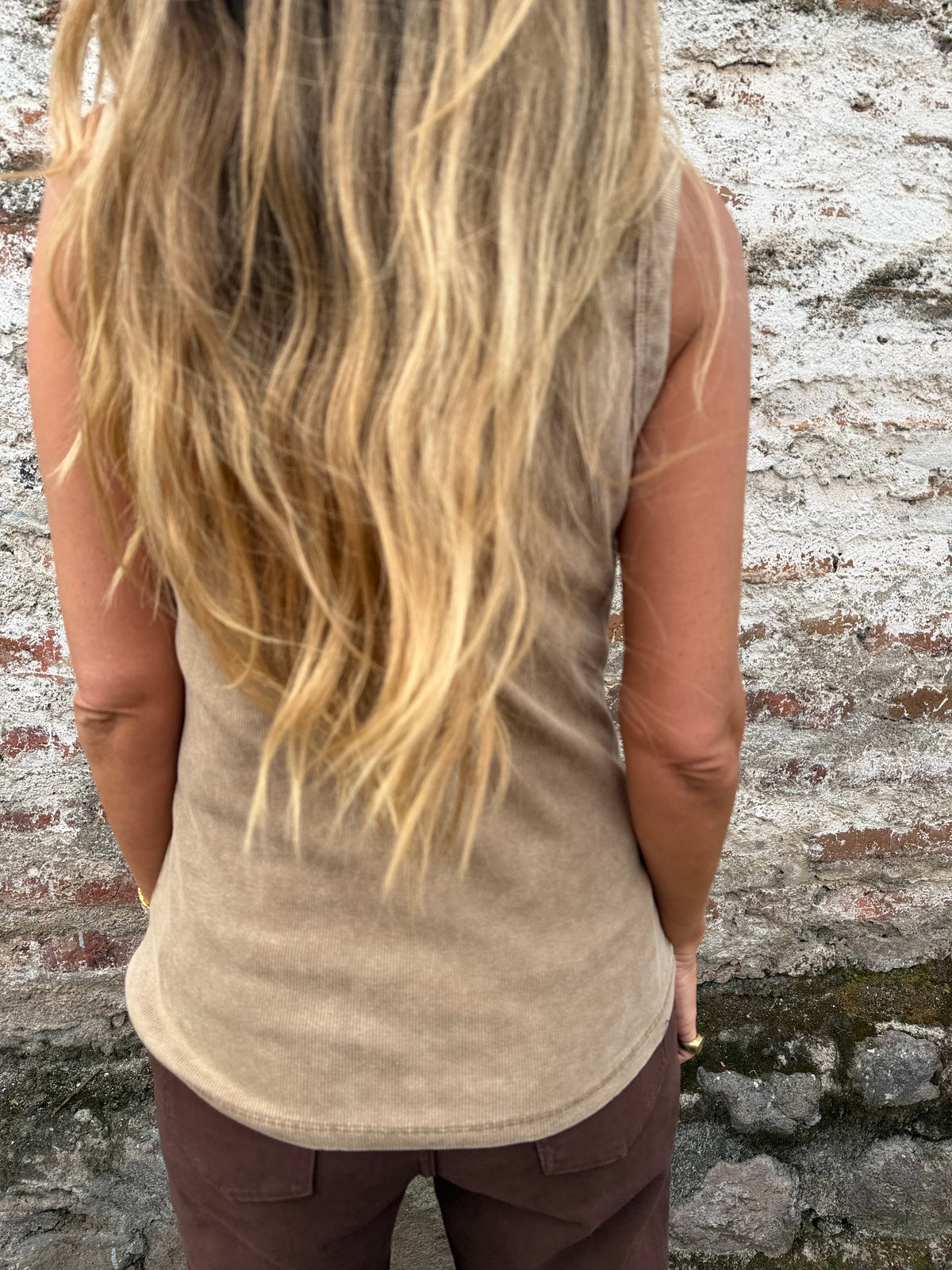 Polera tachas deslavada camel