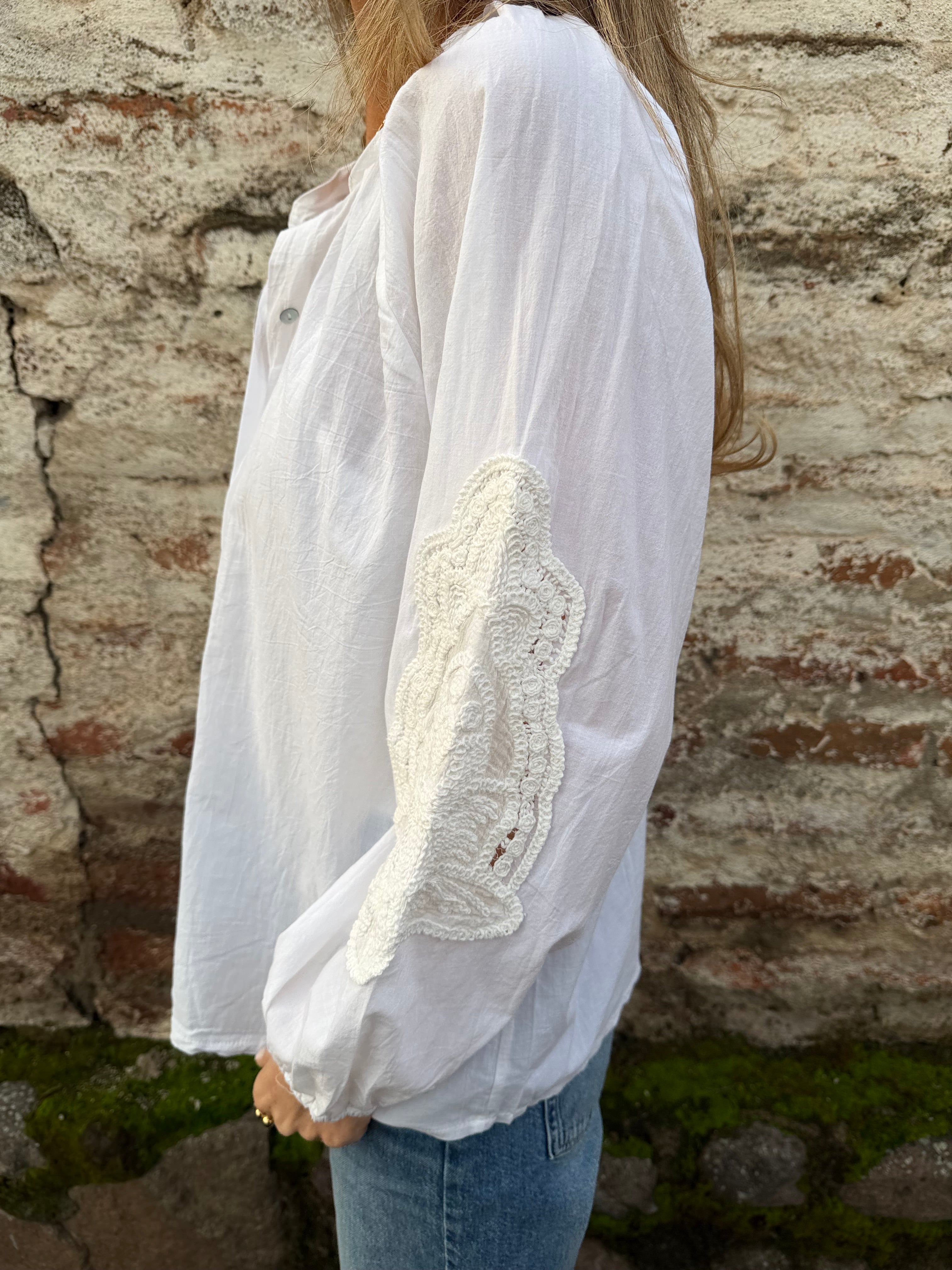 Blusa manga globo bordados blanca