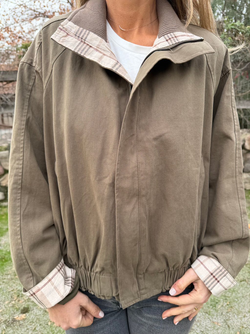 Bomber gabardina detalle escocés verde musgo