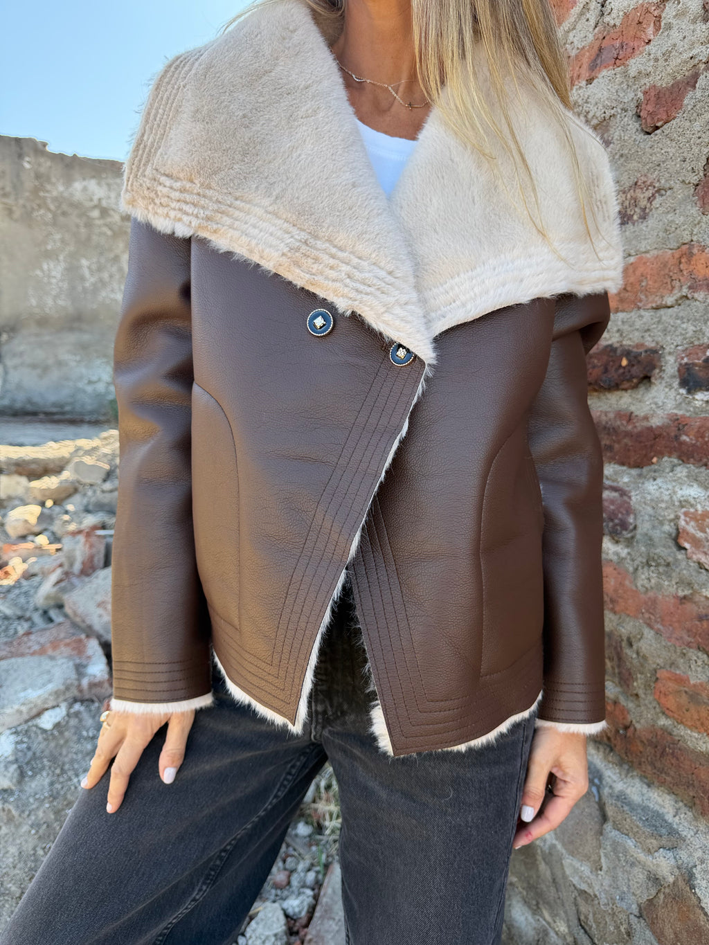 Chaqueta efecto cuero piel café