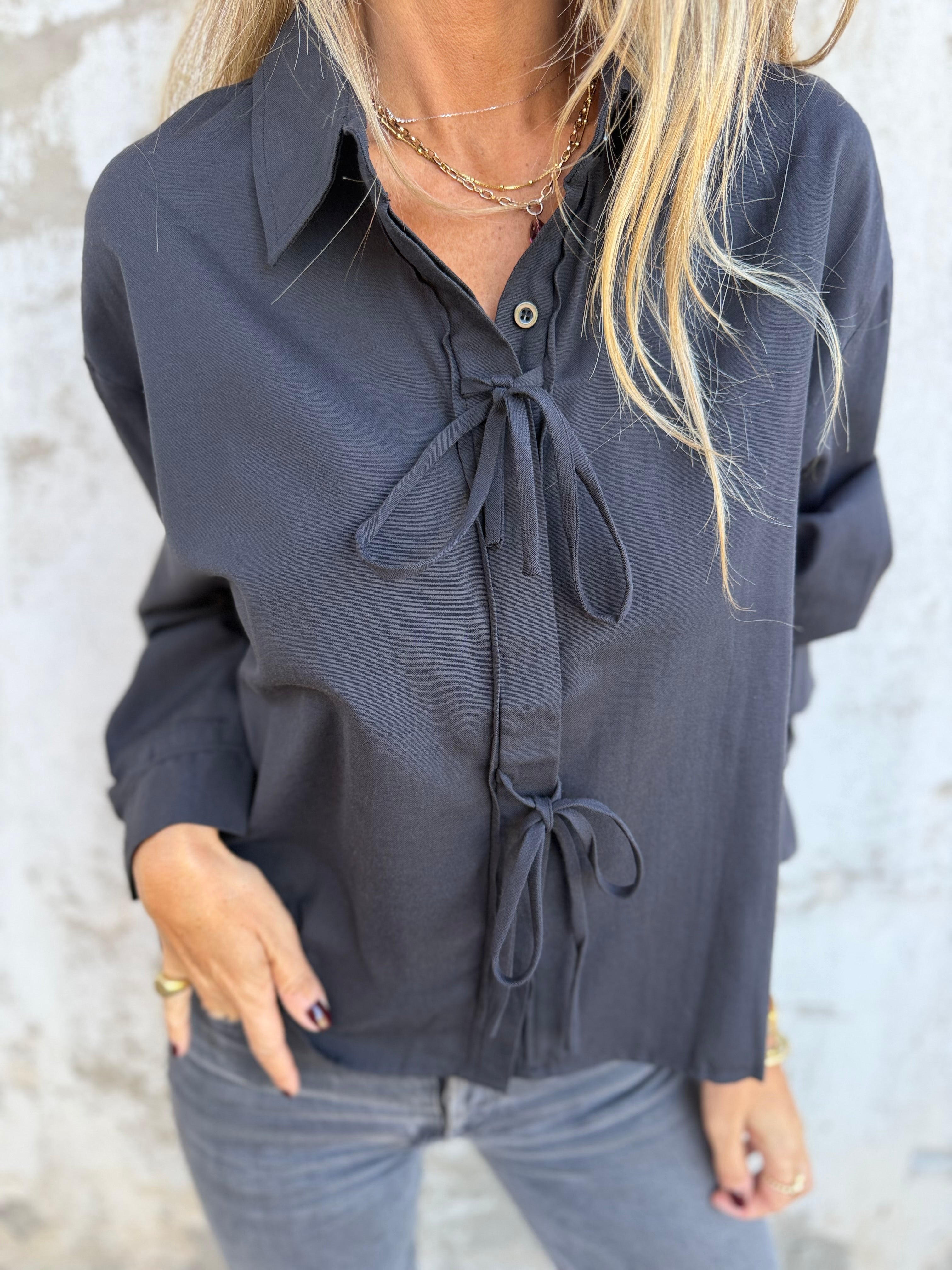 Blusa amarritas y botones escondidos negra