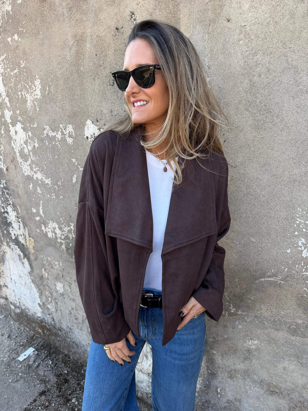 Chaqueta efecto gamuza solapa café oscuro
