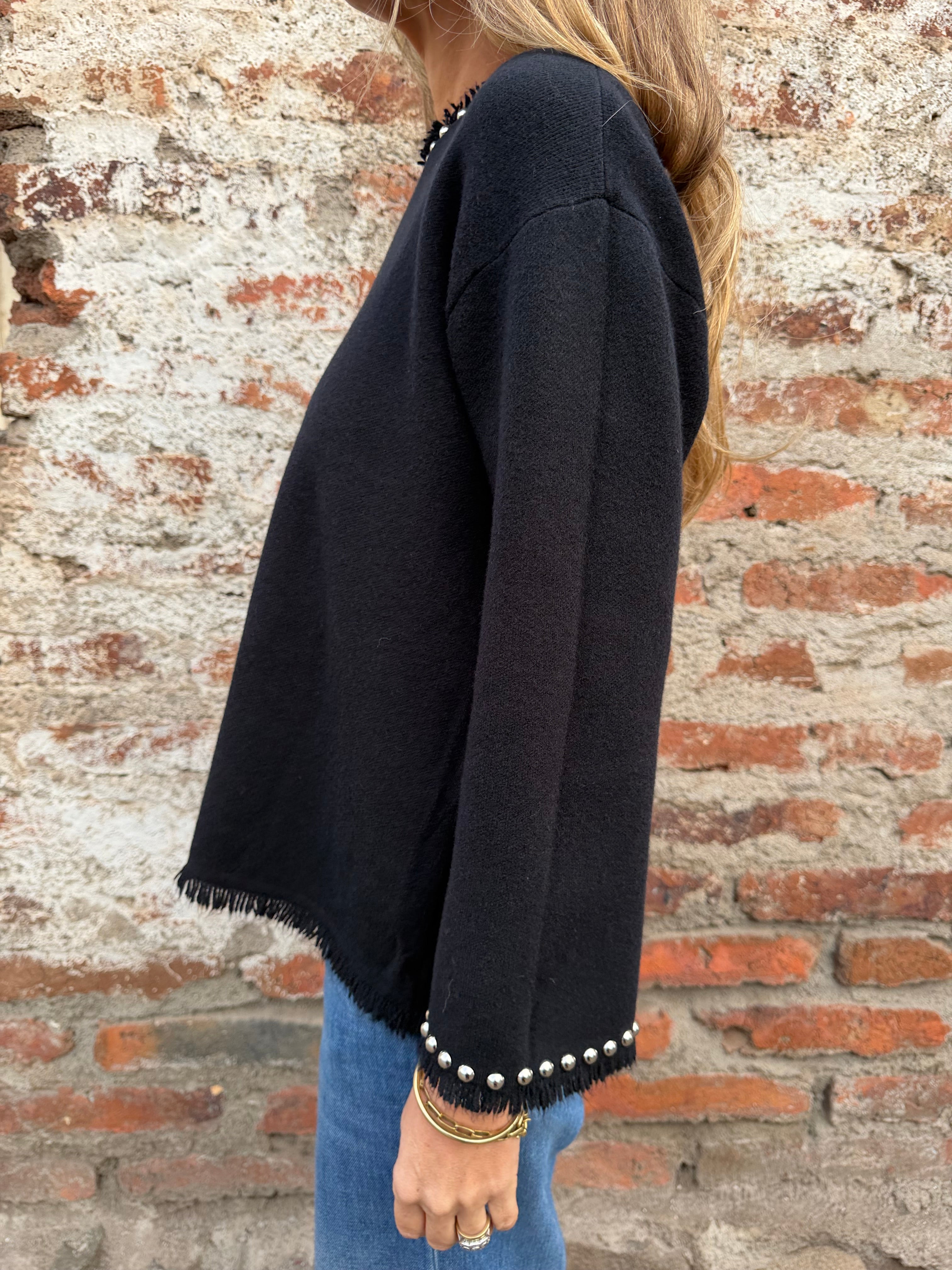 Chaleco tachas escote desflecado negro