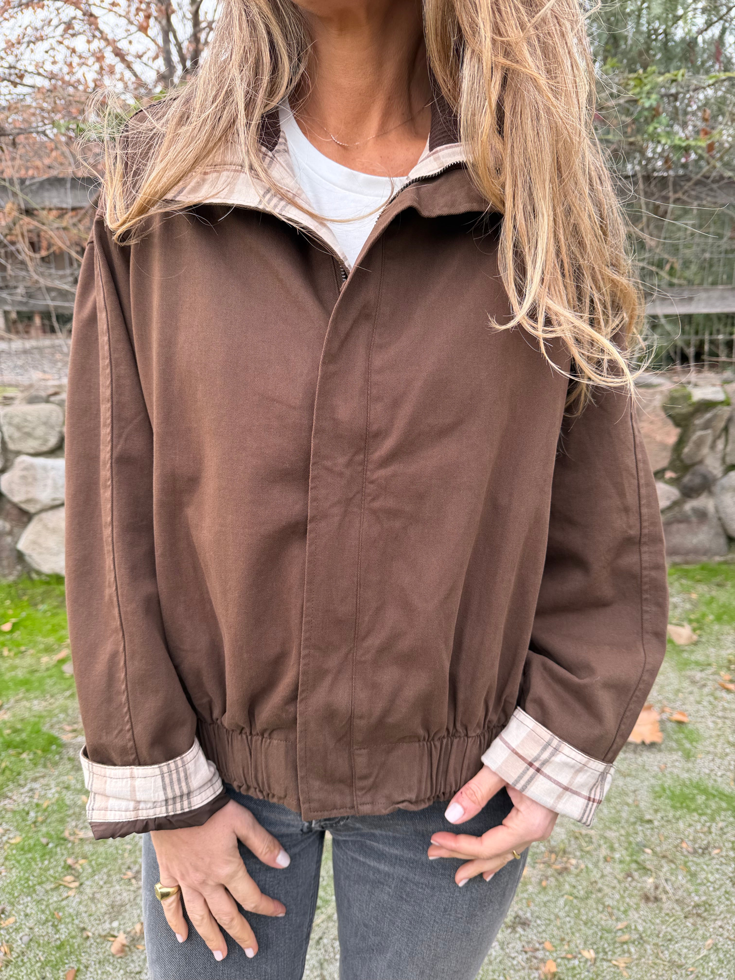 Bomber gabardina detalle escocés café