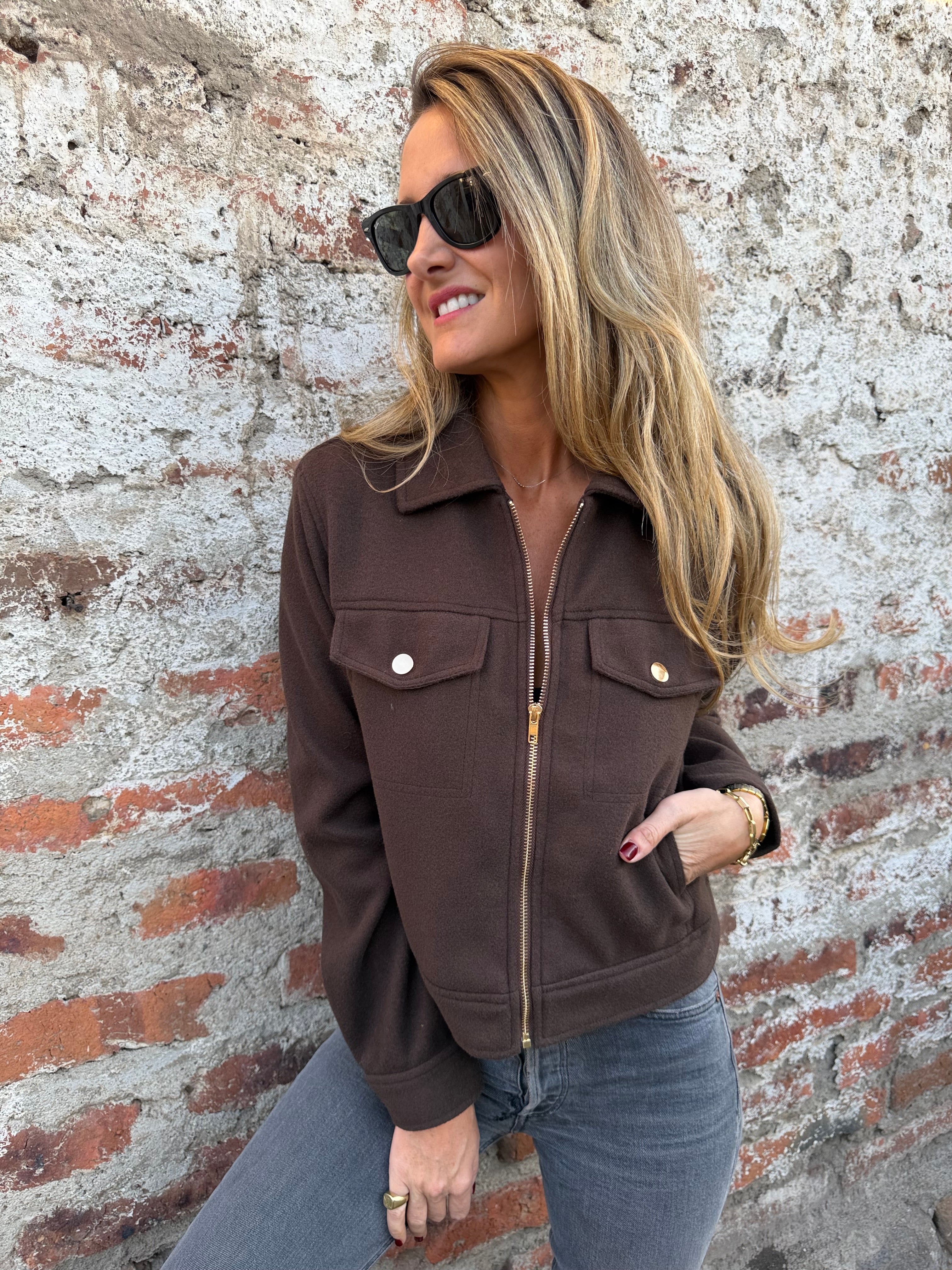 Chaqueta paño clásico herrajes dorados café