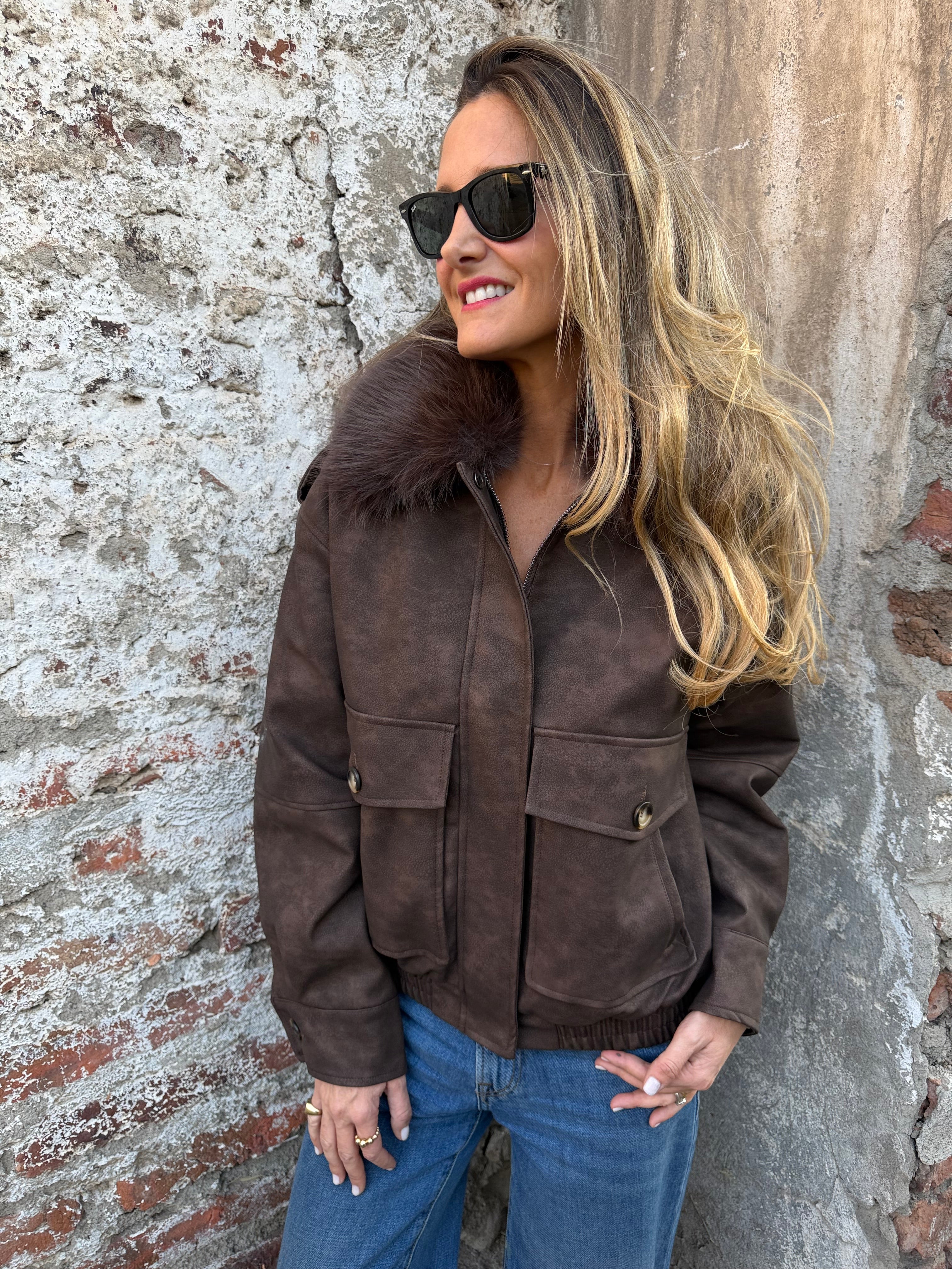 Chaqueta acolchada ecocuero opaco cuello removible piel café