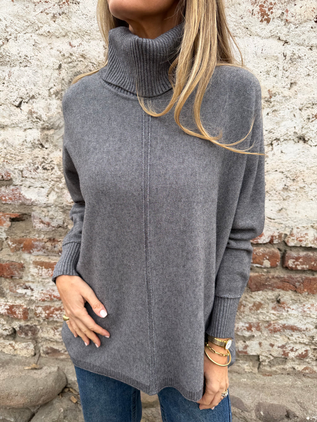 Cuello alto ribetes plateados gris