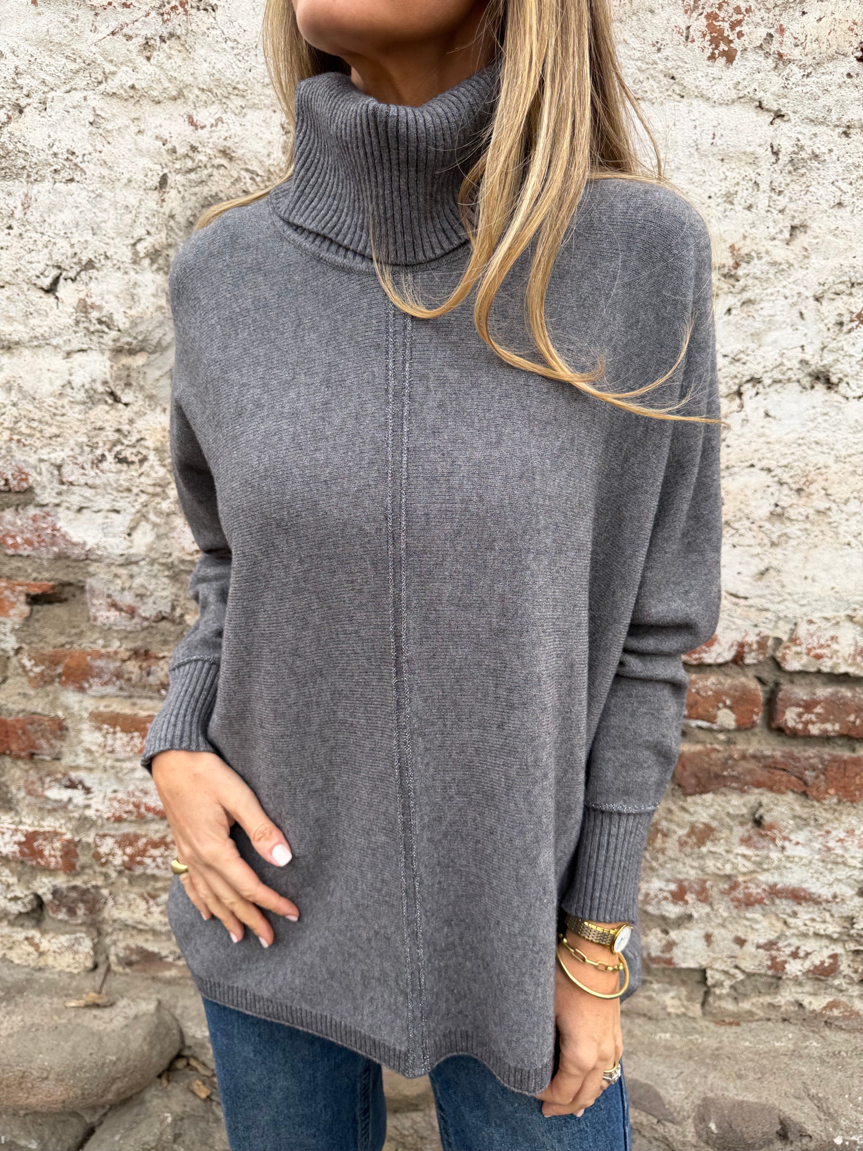 Cuello alto ribetes plateados gris